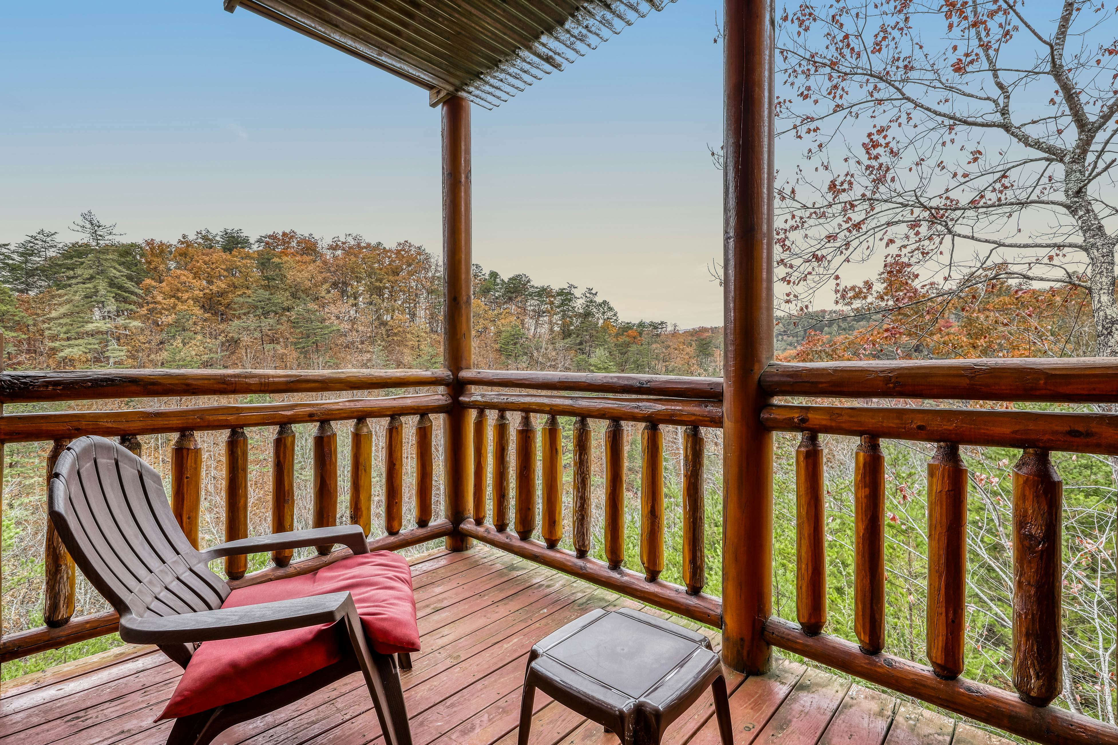 Woodland cabin Sleeps 28 w/ Free Attraction Tickets,  Hot Tub, Home Theater And Viewing decks