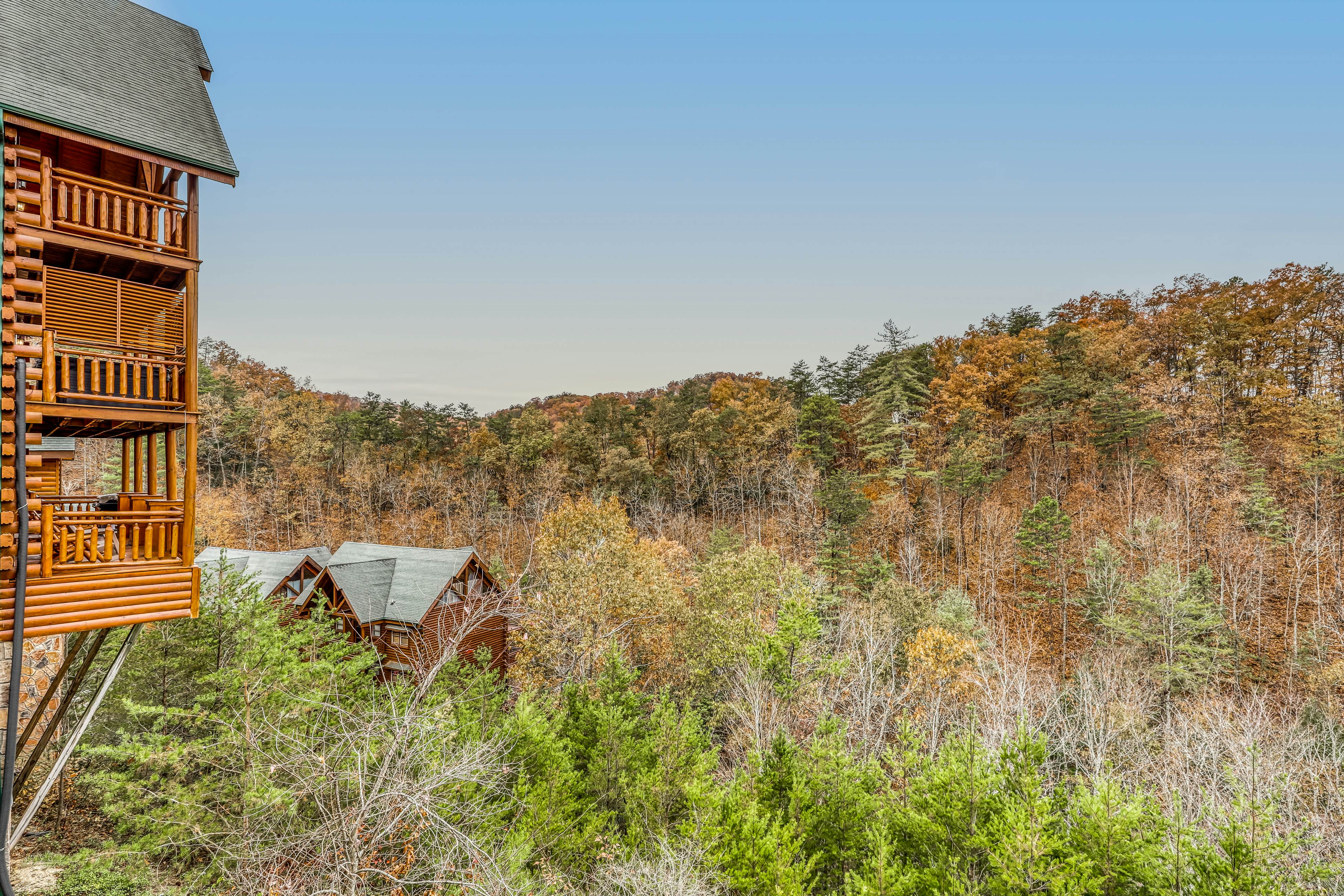 Woodland cabin Sleeps 28 w/ Free Attraction Tickets,  Hot Tub, Home Theater And Viewing decks