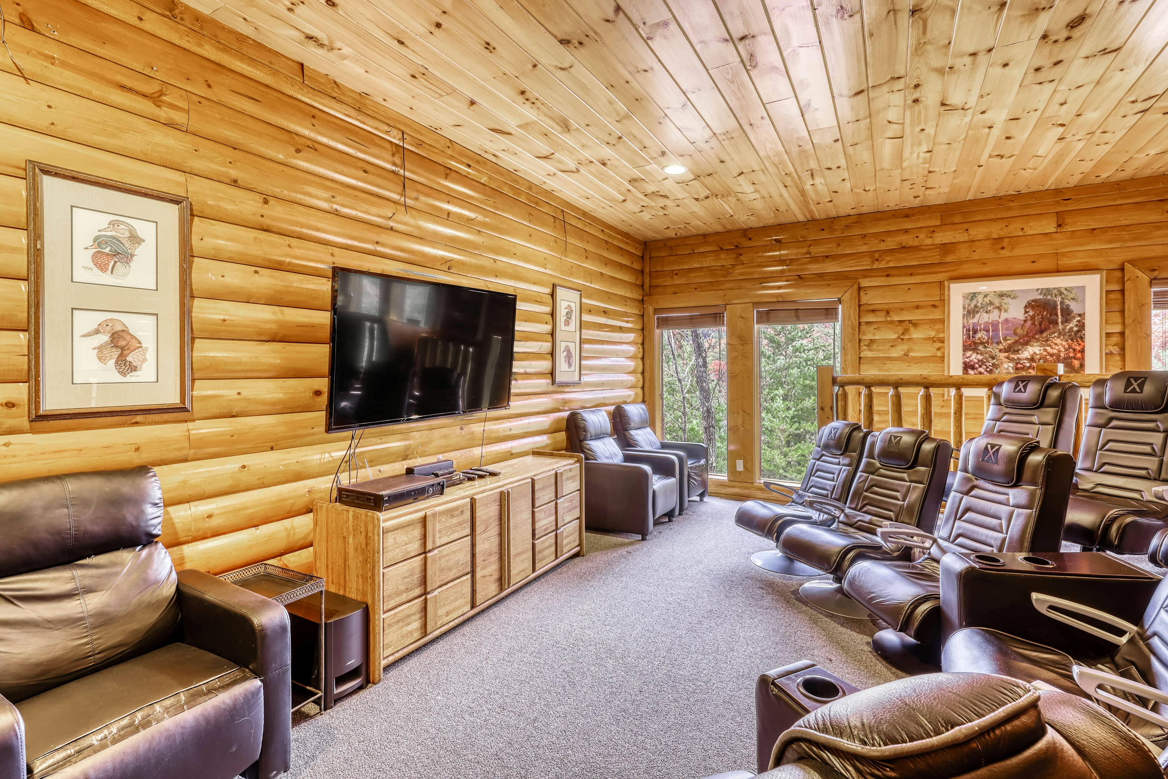 Woodland cabin Sleeps 28 w/ Free Attraction Tickets,  Hot Tub, Home Theater And Viewing decks
