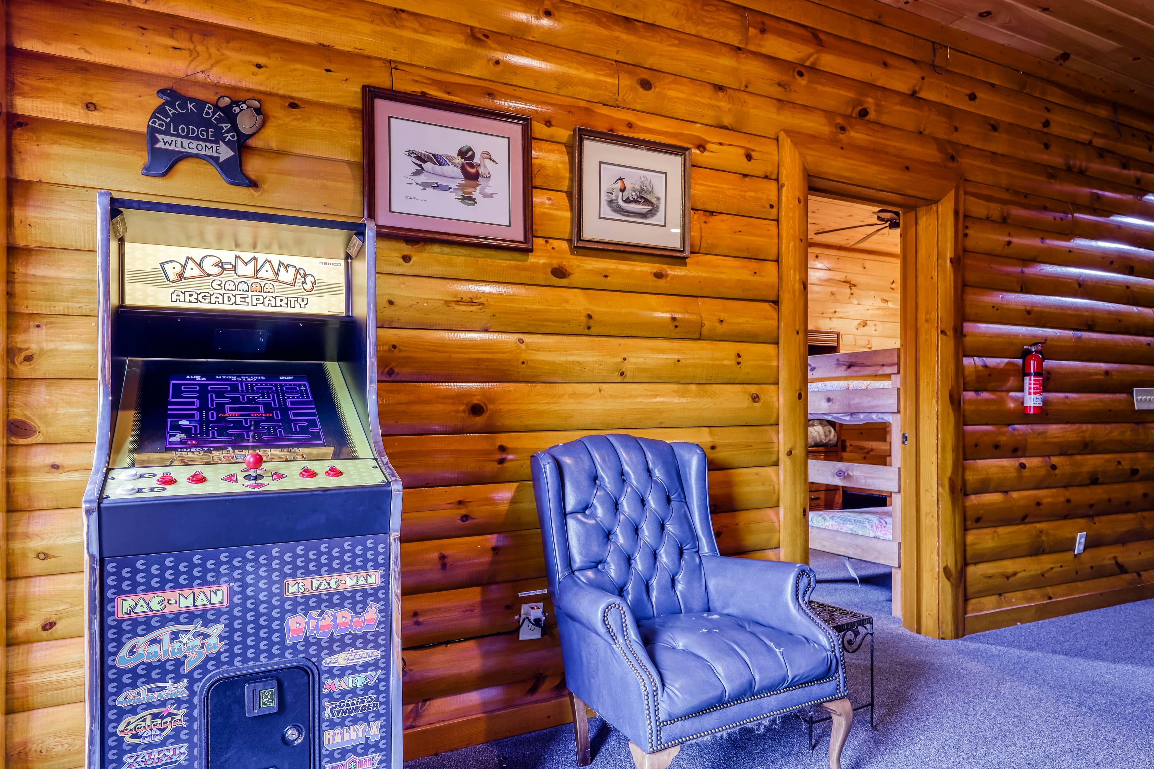 Woodland cabin Sleeps 28 w/ Free Attraction Tickets,  Hot Tub, Home Theater And Viewing decks