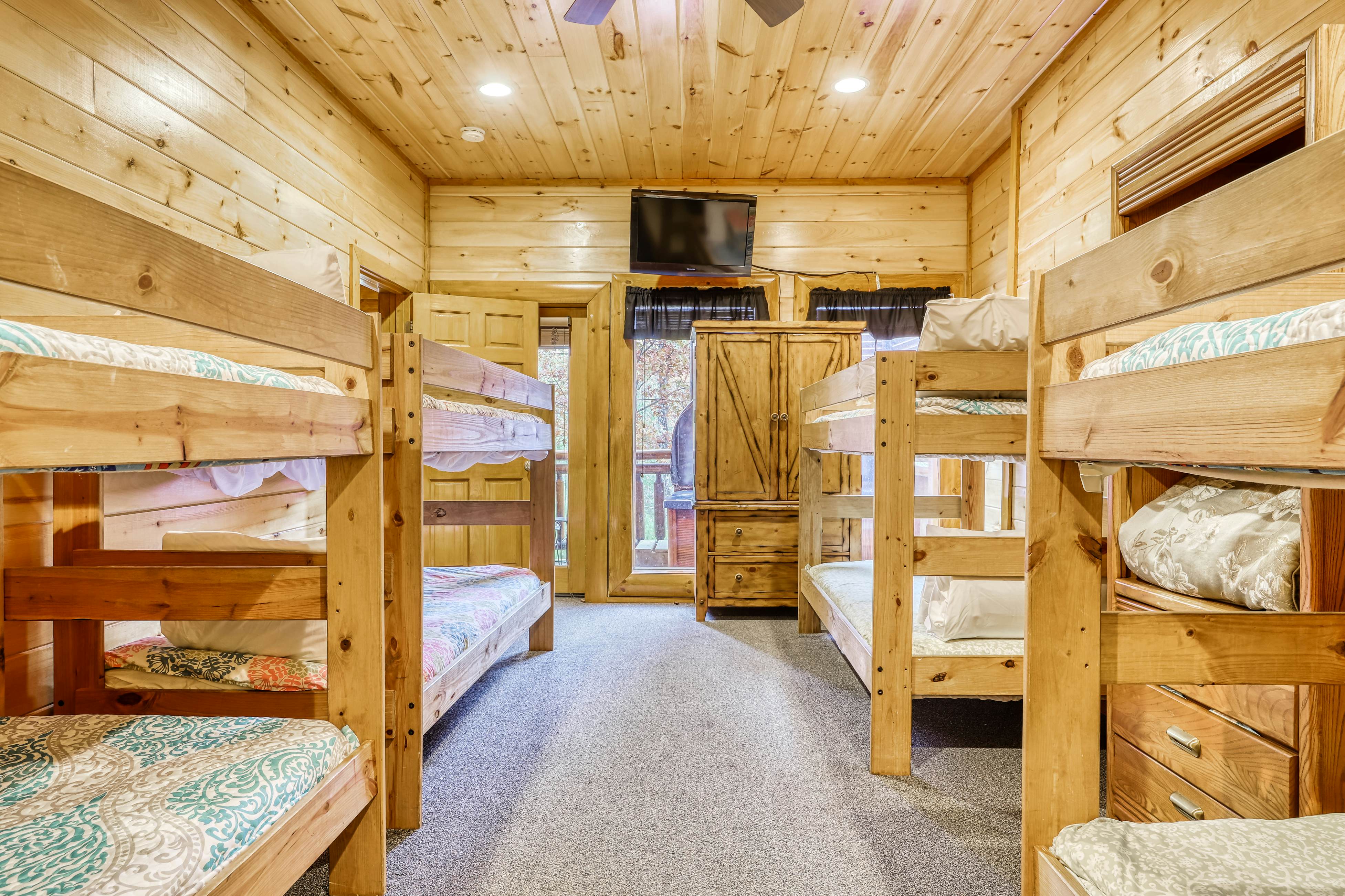 Woodland cabin Sleeps 28 w/ Free Attraction Tickets,  Hot Tub, Home Theater And Viewing decks