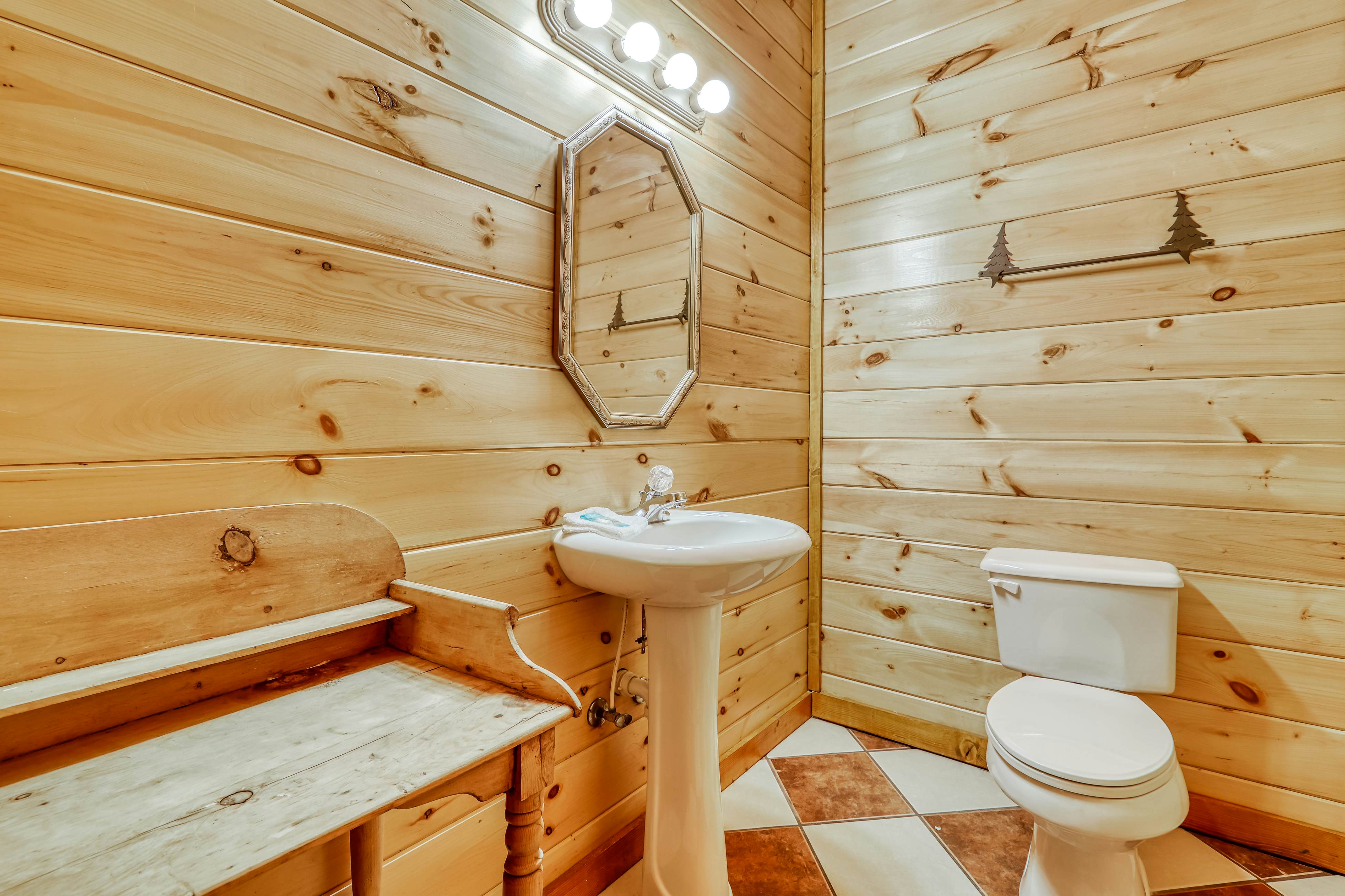 Woodland cabin Sleeps 28 w/ Free Attraction Tickets,  Hot Tub, Home Theater And Viewing decks