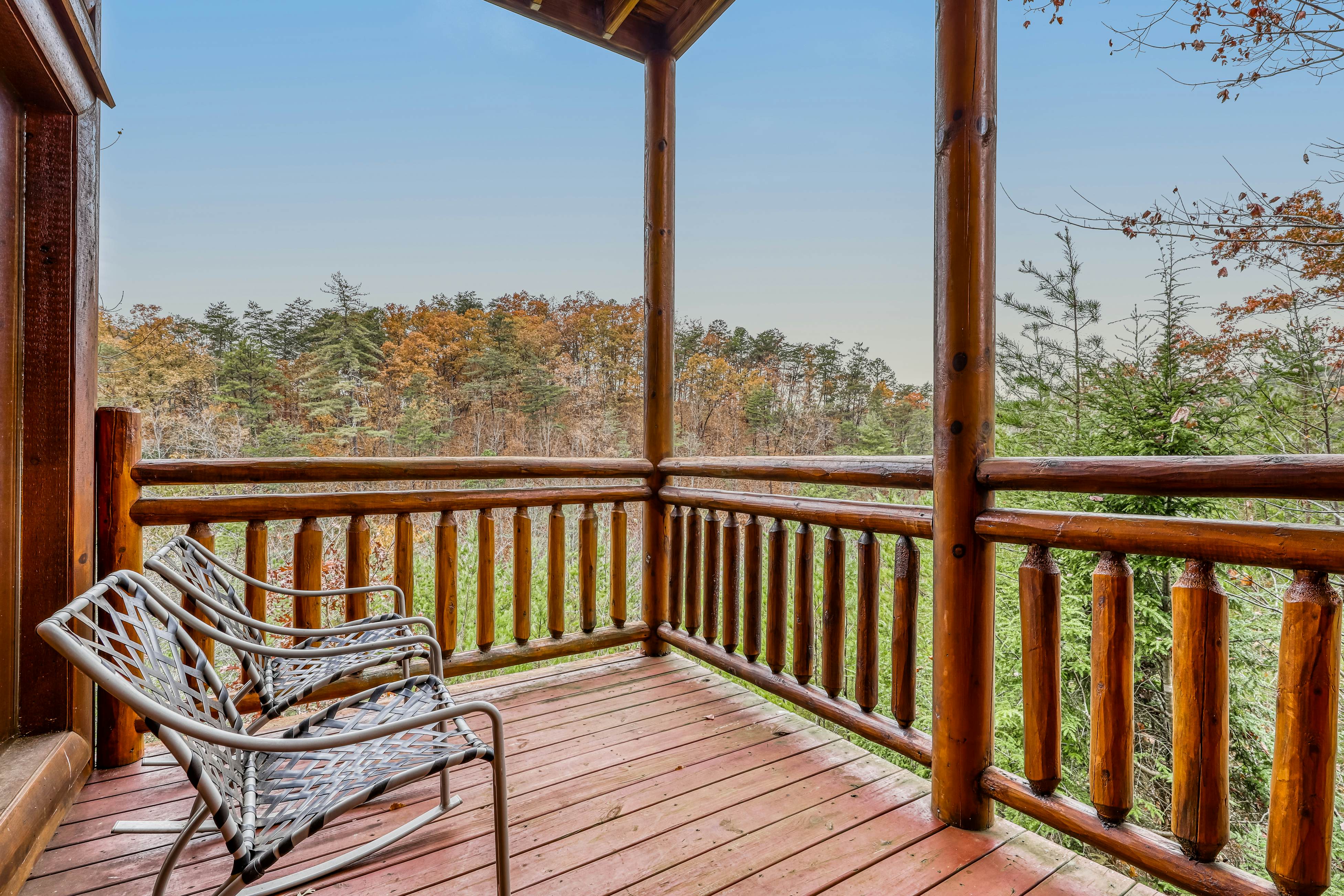 Woodland cabin Sleeps 28 w/ Free Attraction Tickets,  Hot Tub, Home Theater And Viewing decks