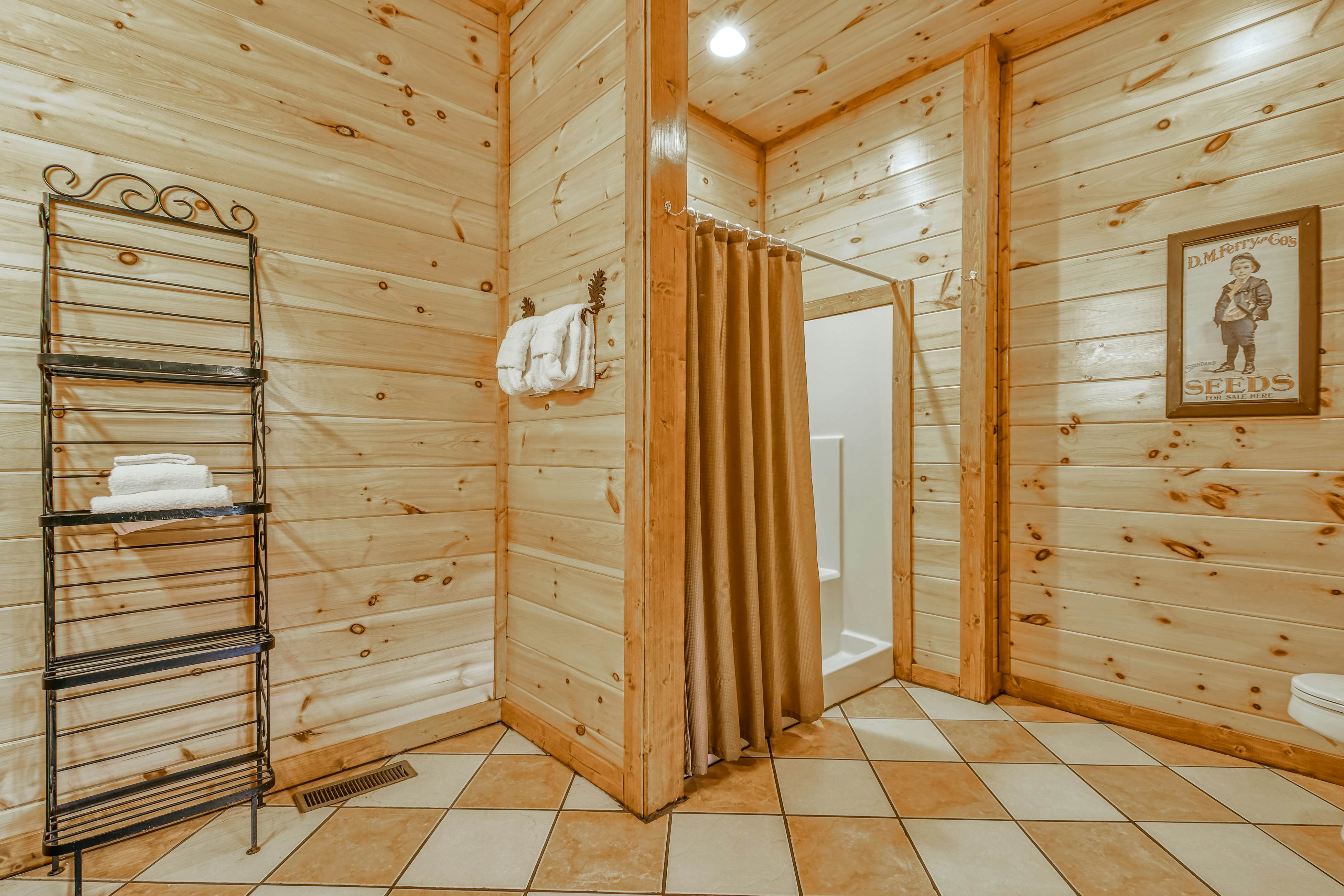 Woodland cabin Sleeps 28 w/ Free Attraction Tickets,  Hot Tub, Home Theater And Viewing decks