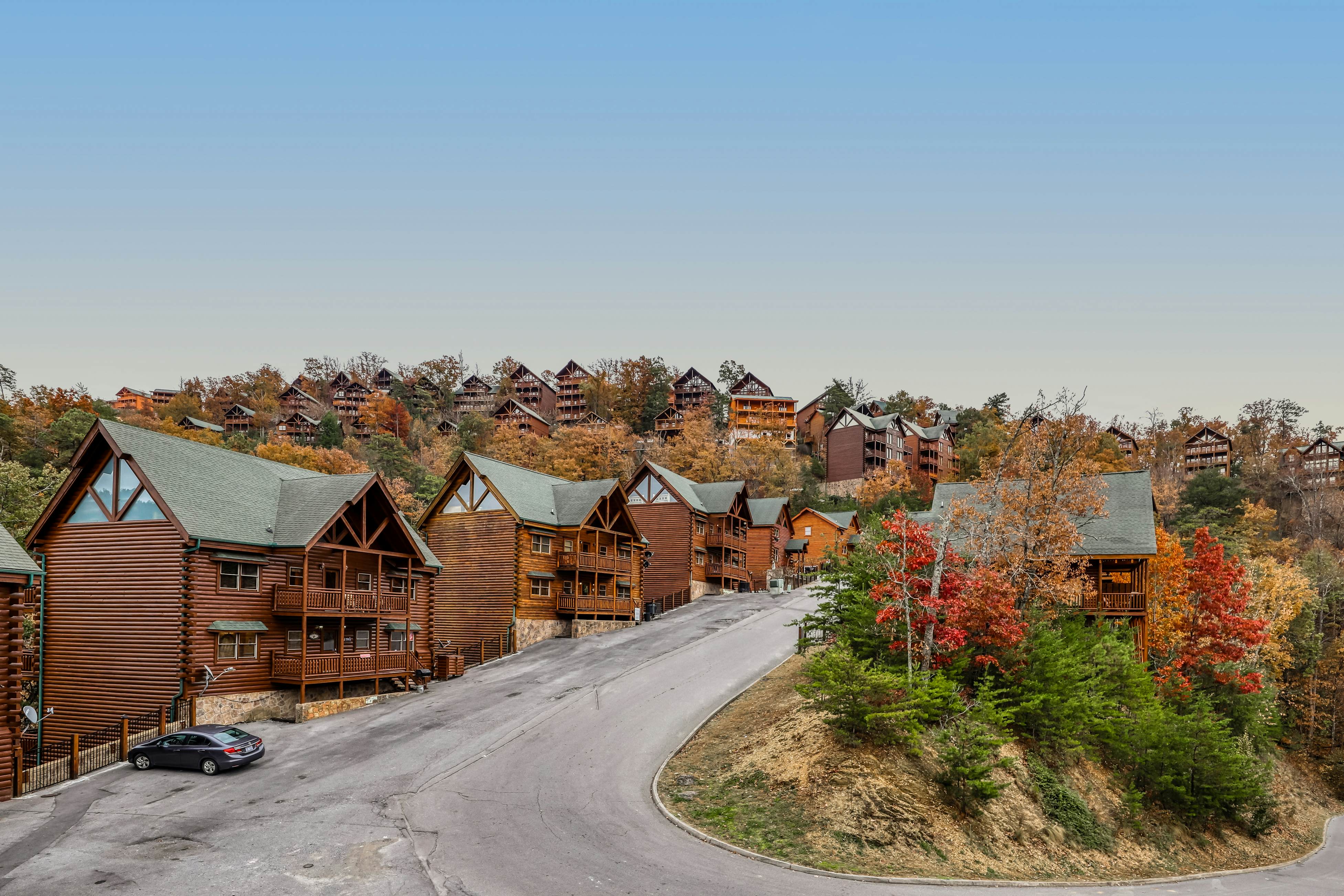 Woodland cabin Sleeps 28 w/ Free Attraction Tickets,  Hot Tub, Home Theater And Viewing decks