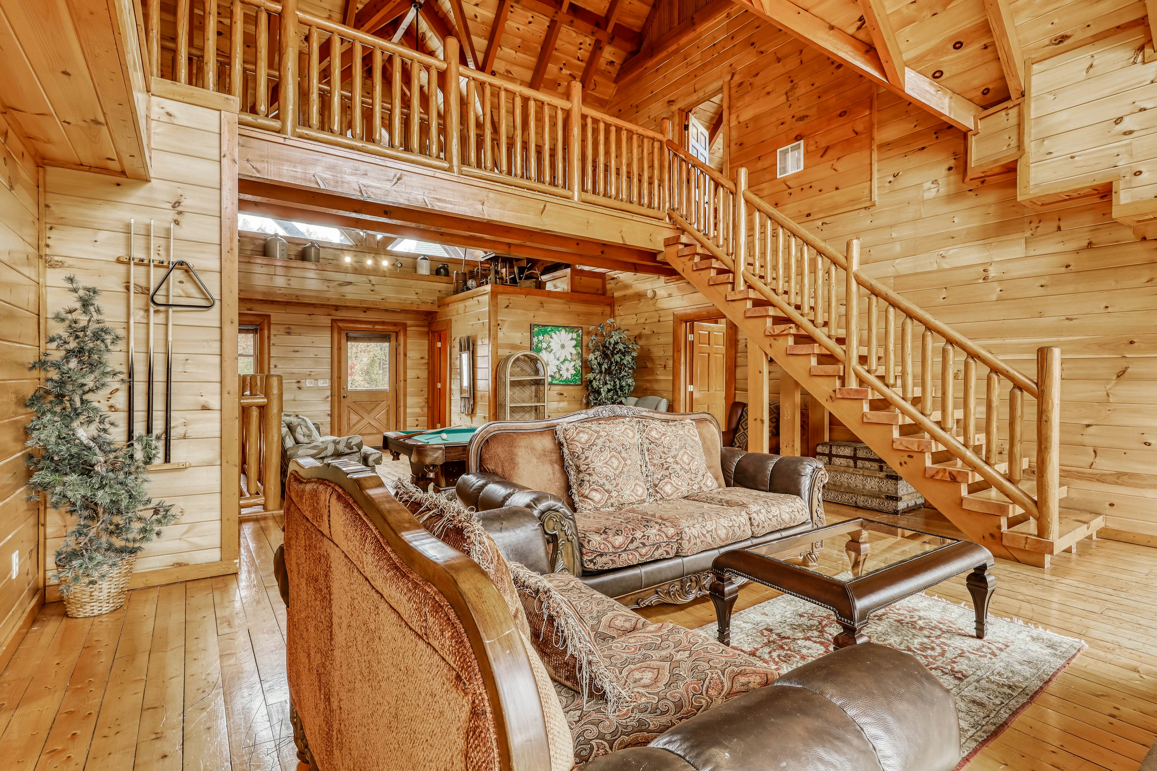 Woodland cabin Sleeps 28 w/ Free Attraction Tickets,  Hot Tub, Home Theater And Viewing decks