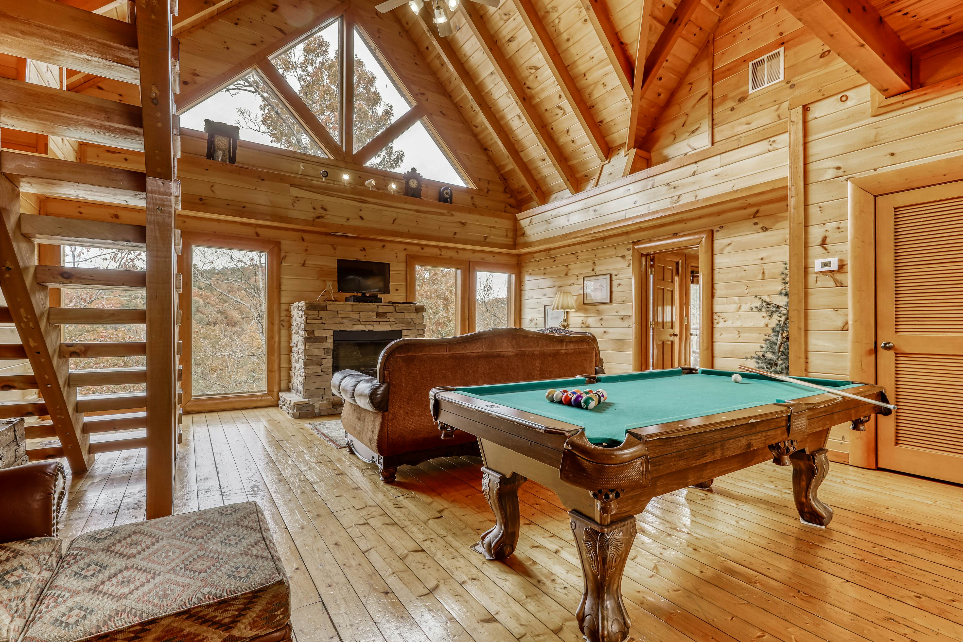 Woodland cabin Sleeps 28 w/ Free Attraction Tickets,  Hot Tub, Home Theater And Viewing decks
