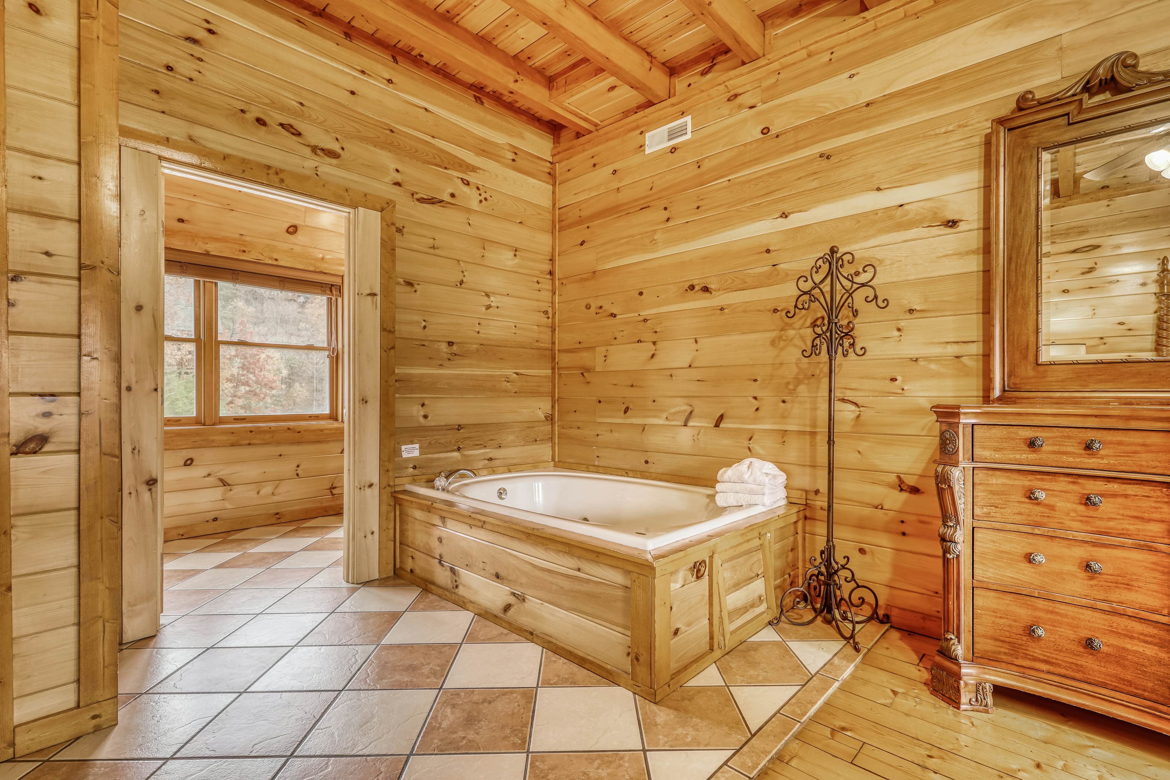 Woodland cabin Sleeps 28 w/ Free Attraction Tickets,  Hot Tub, Home Theater And Viewing decks