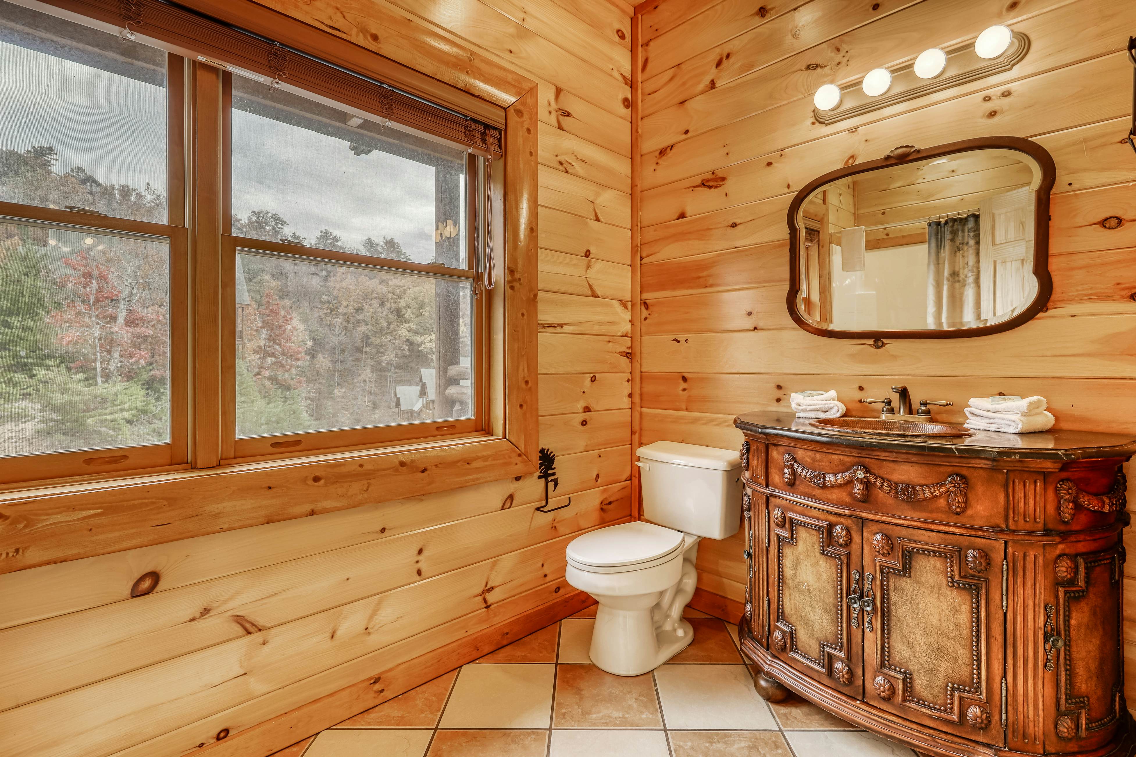 Woodland cabin Sleeps 28 w/ Free Attraction Tickets,  Hot Tub, Home Theater And Viewing decks