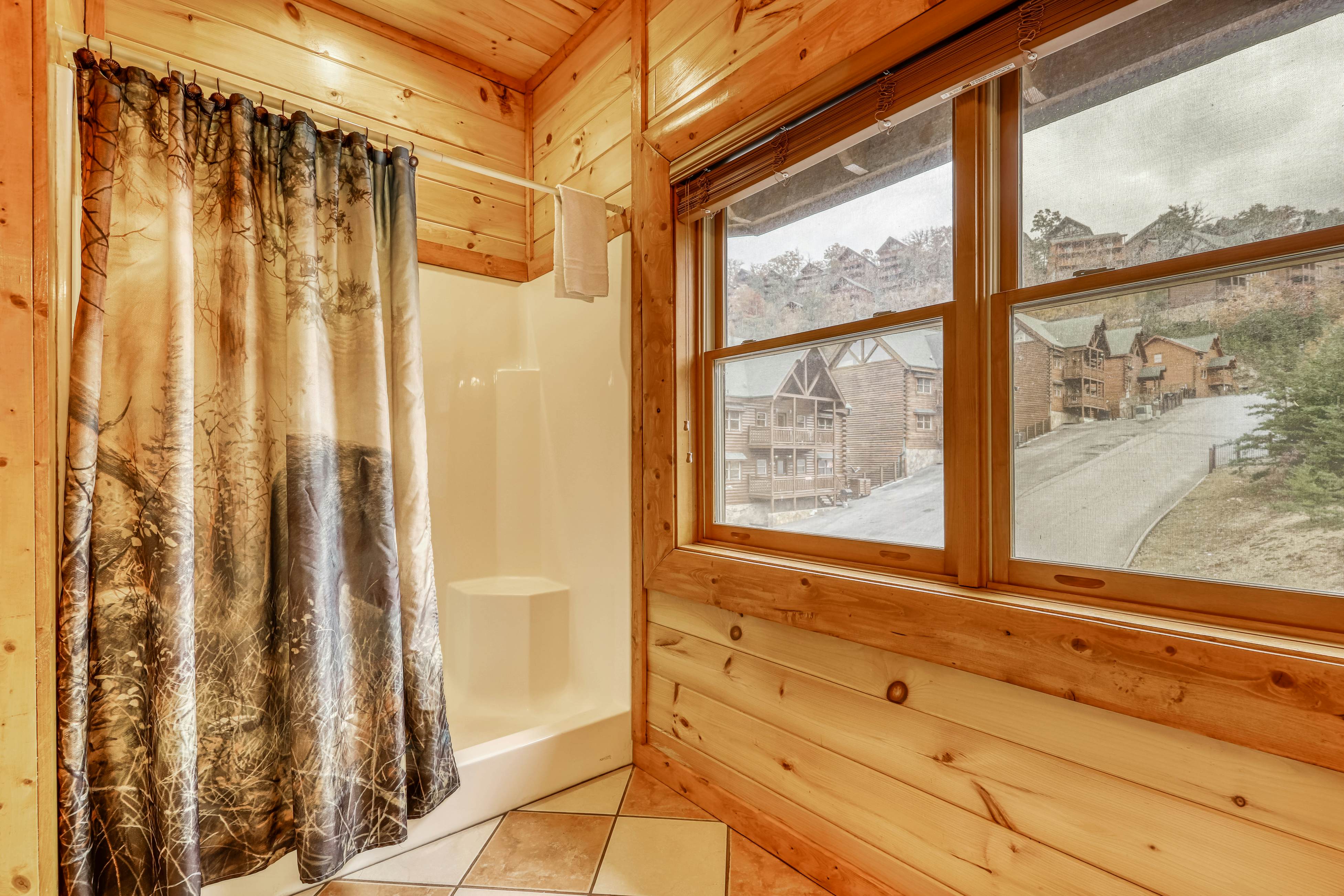 Woodland cabin Sleeps 28 w/ Free Attraction Tickets,  Hot Tub, Home Theater And Viewing decks