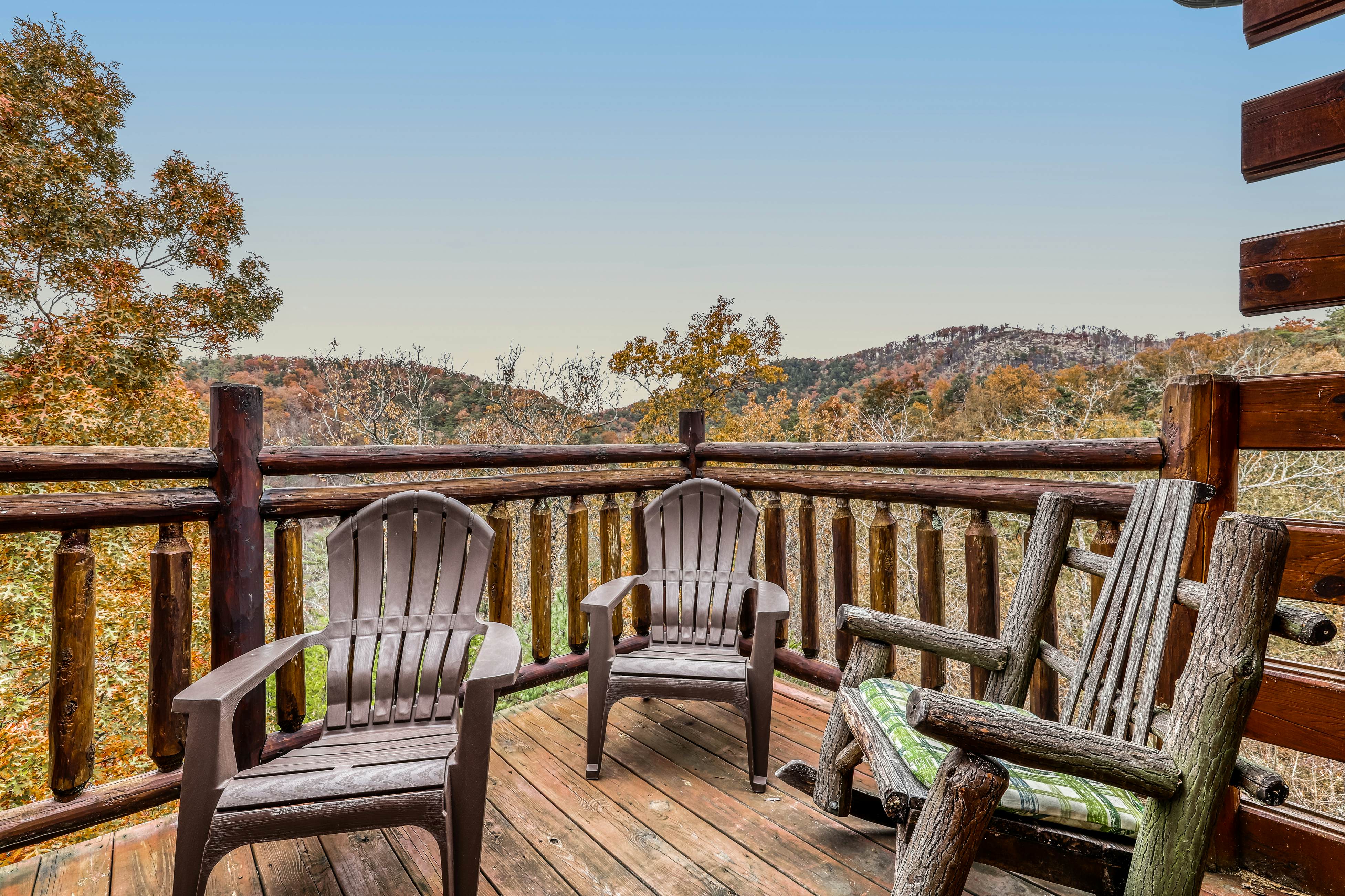 Woodland cabin Sleeps 28 w/ Free Attraction Tickets,  Hot Tub, Home Theater And Viewing decks