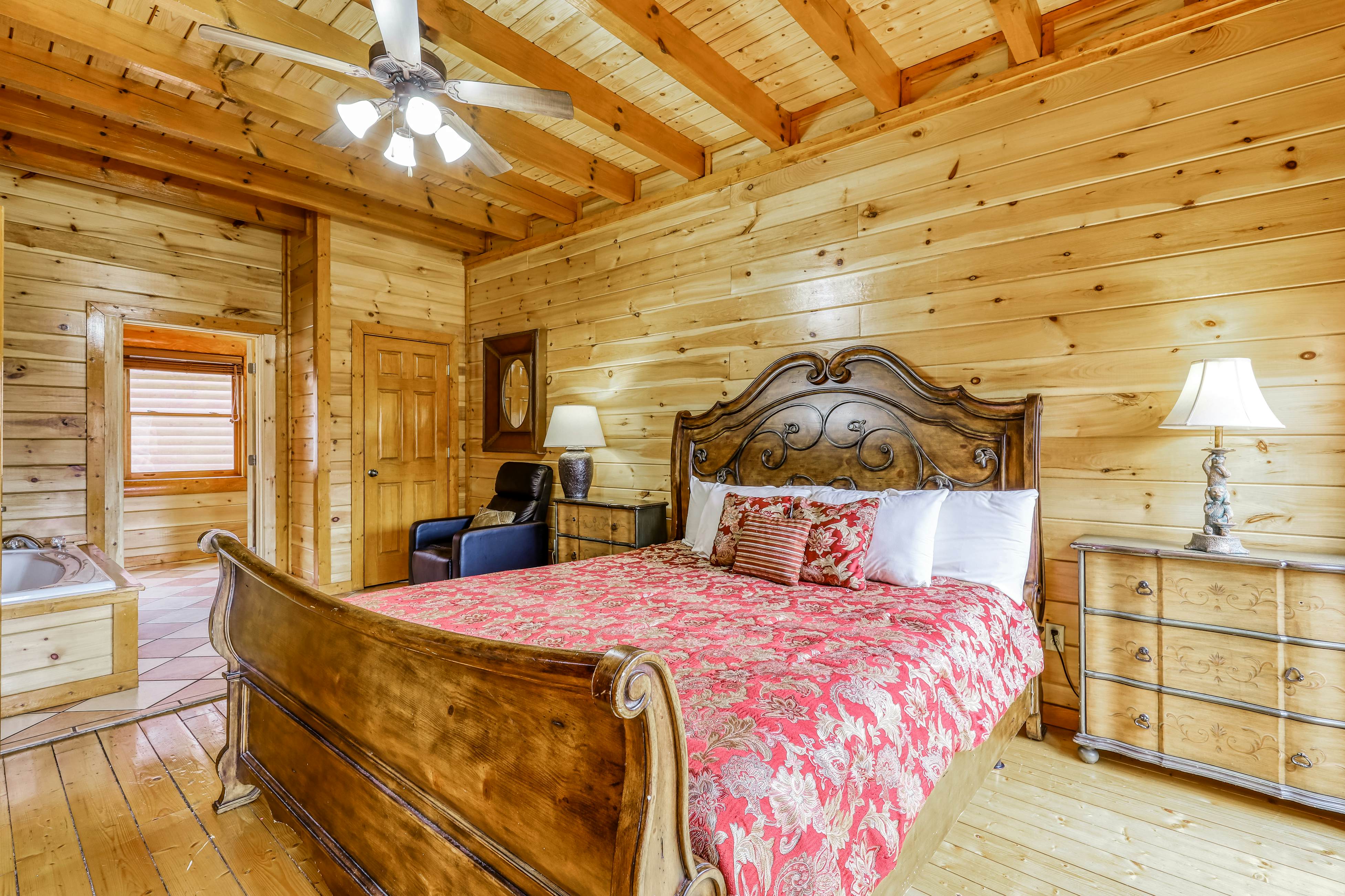 Woodland cabin Sleeps 28 w/ Free Attraction Tickets,  Hot Tub, Home Theater And Viewing decks