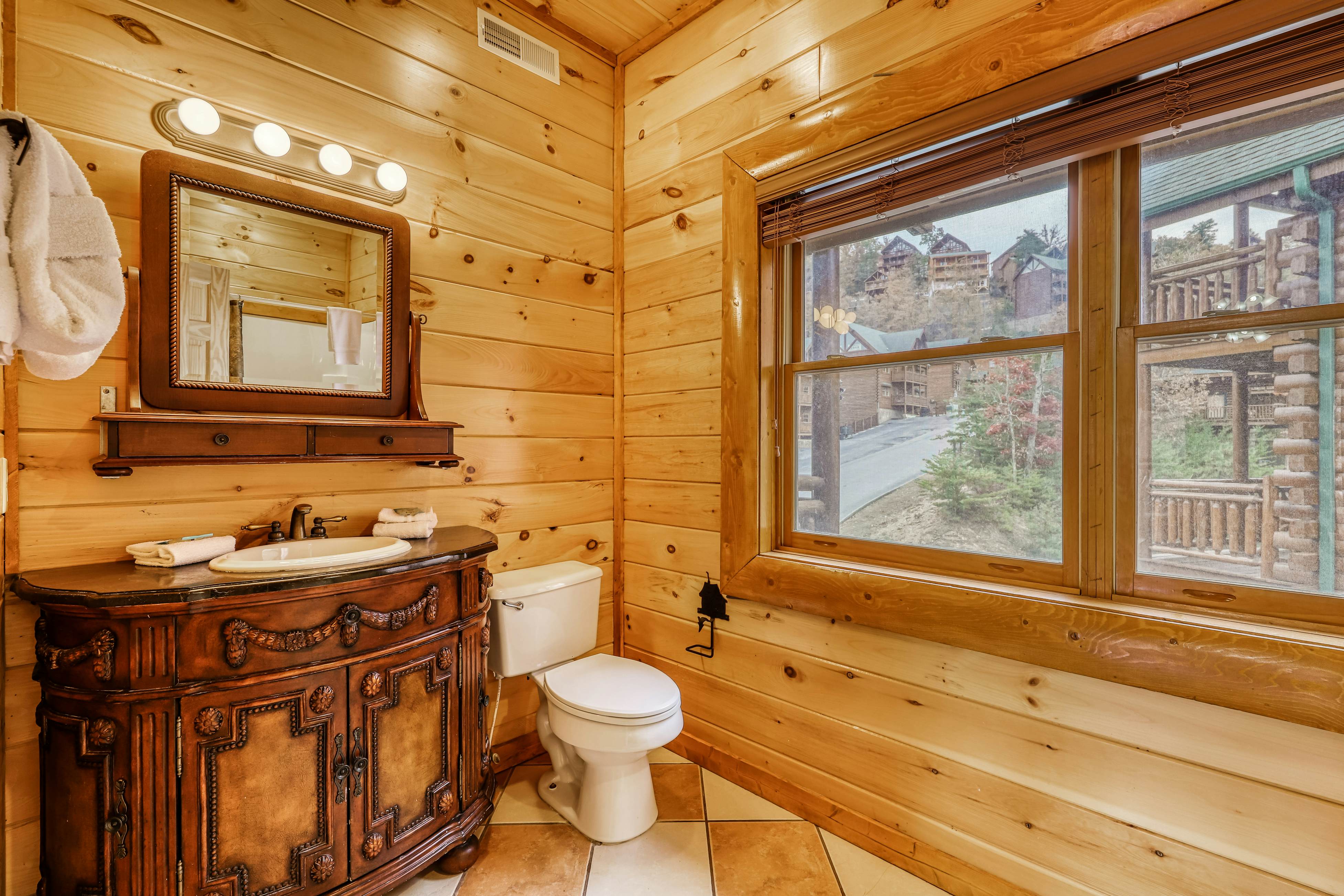 Woodland cabin Sleeps 28 w/ Free Attraction Tickets,  Hot Tub, Home Theater And Viewing decks