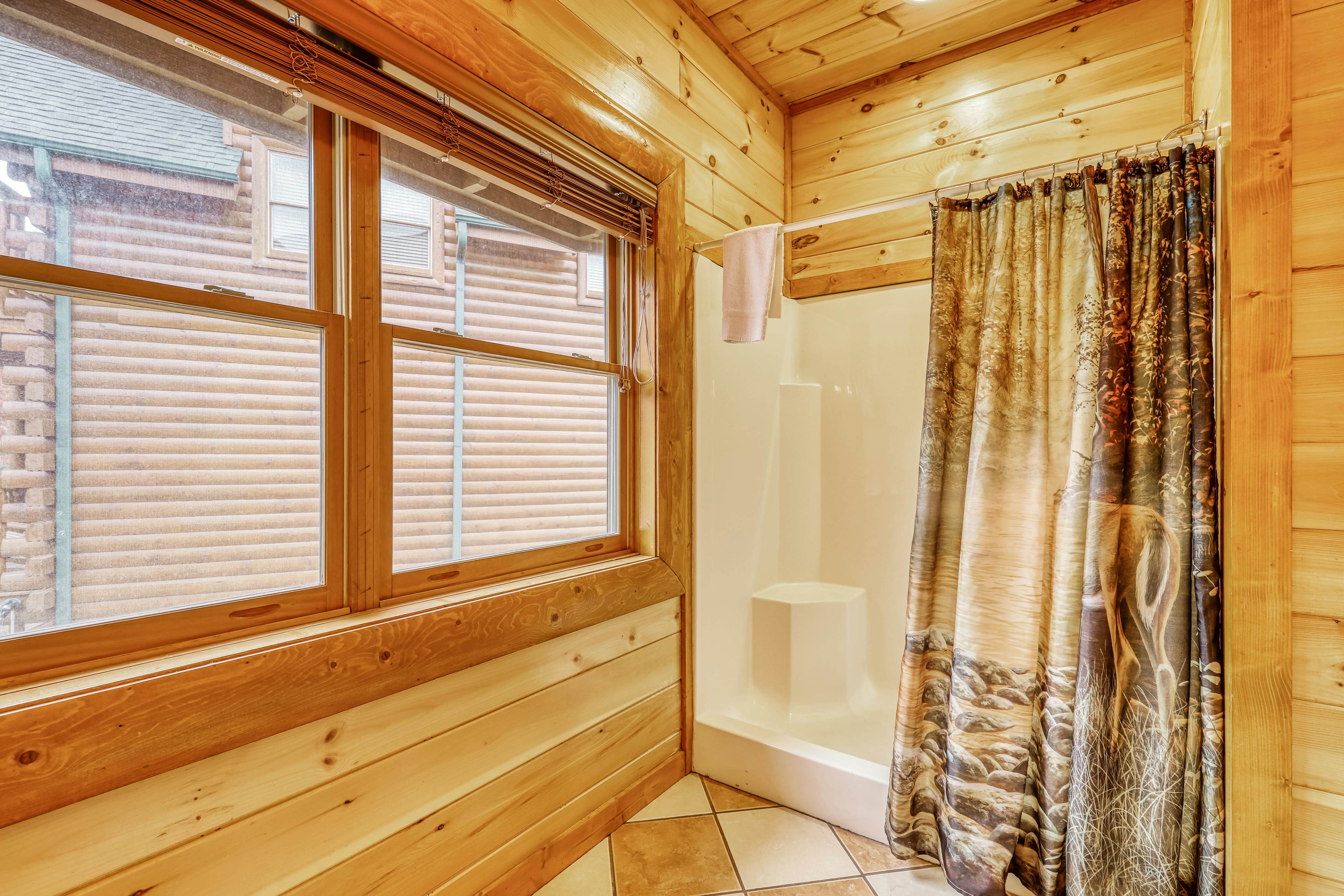 Woodland cabin Sleeps 28 w/ Free Attraction Tickets,  Hot Tub, Home Theater And Viewing decks
