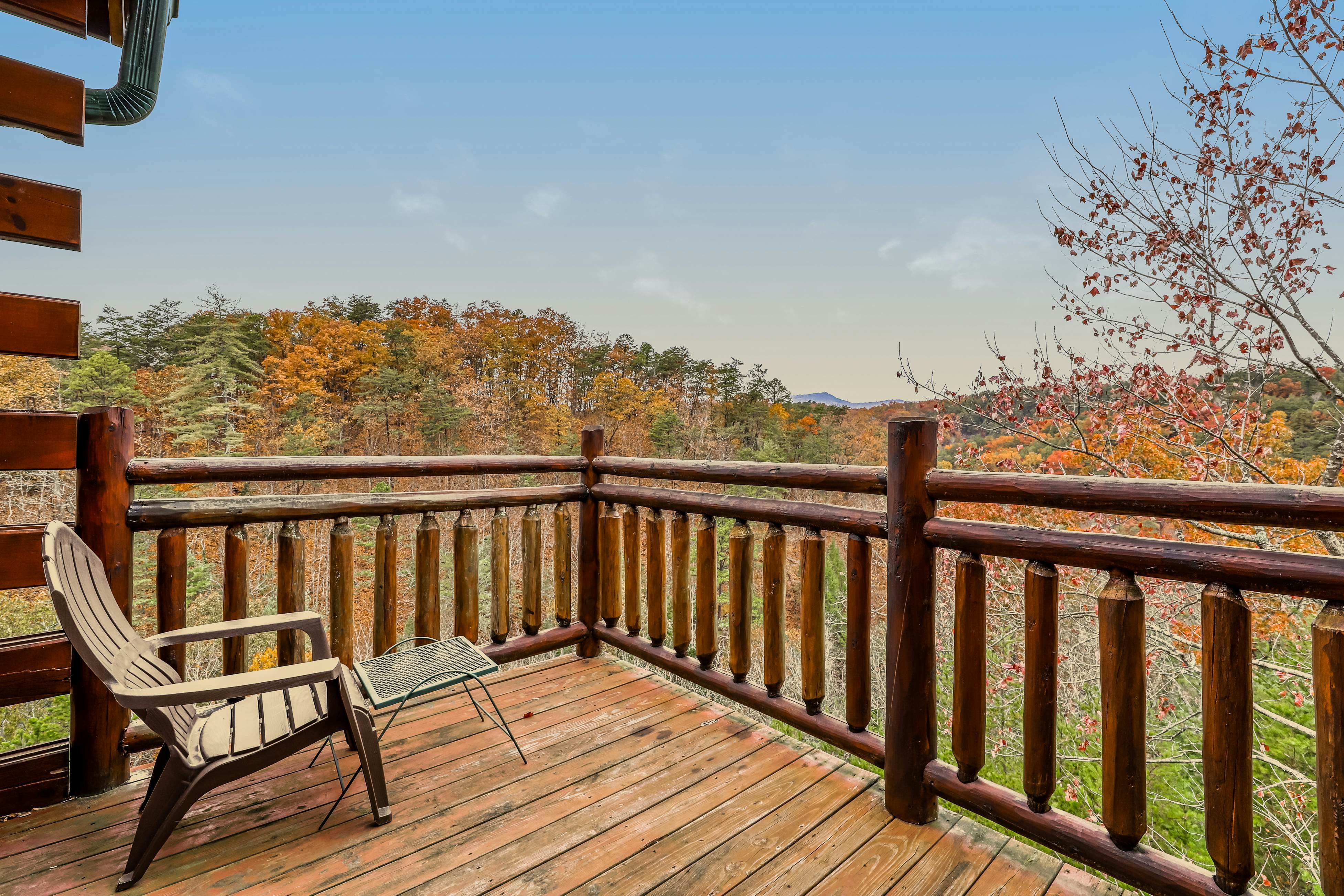 Woodland cabin Sleeps 28 w/ Free Attraction Tickets,  Hot Tub, Home Theater And Viewing decks