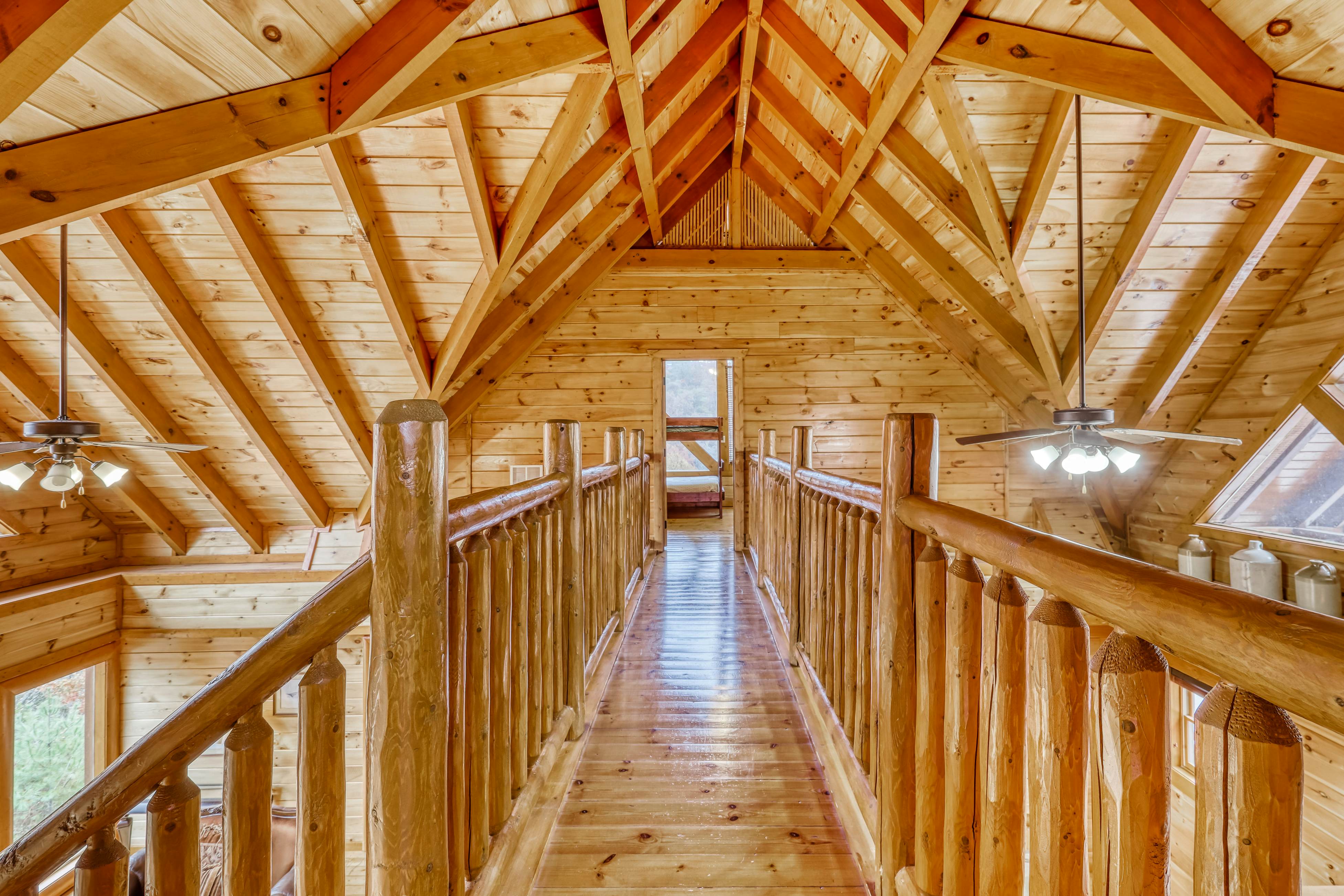 Woodland cabin Sleeps 28 w/ Free Attraction Tickets,  Hot Tub, Home Theater And Viewing decks