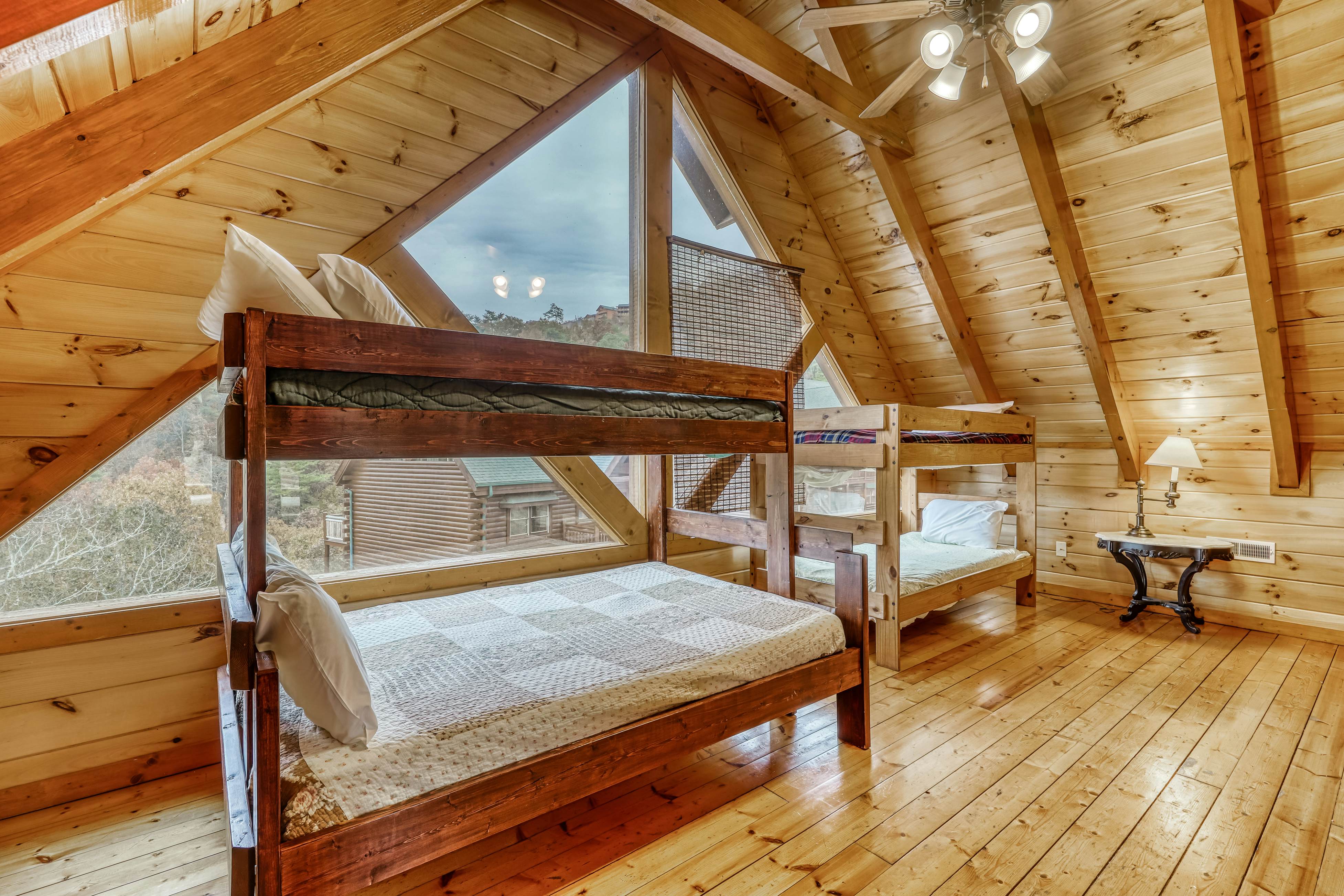 Woodland cabin Sleeps 28 w/ Free Attraction Tickets,  Hot Tub, Home Theater And Viewing decks