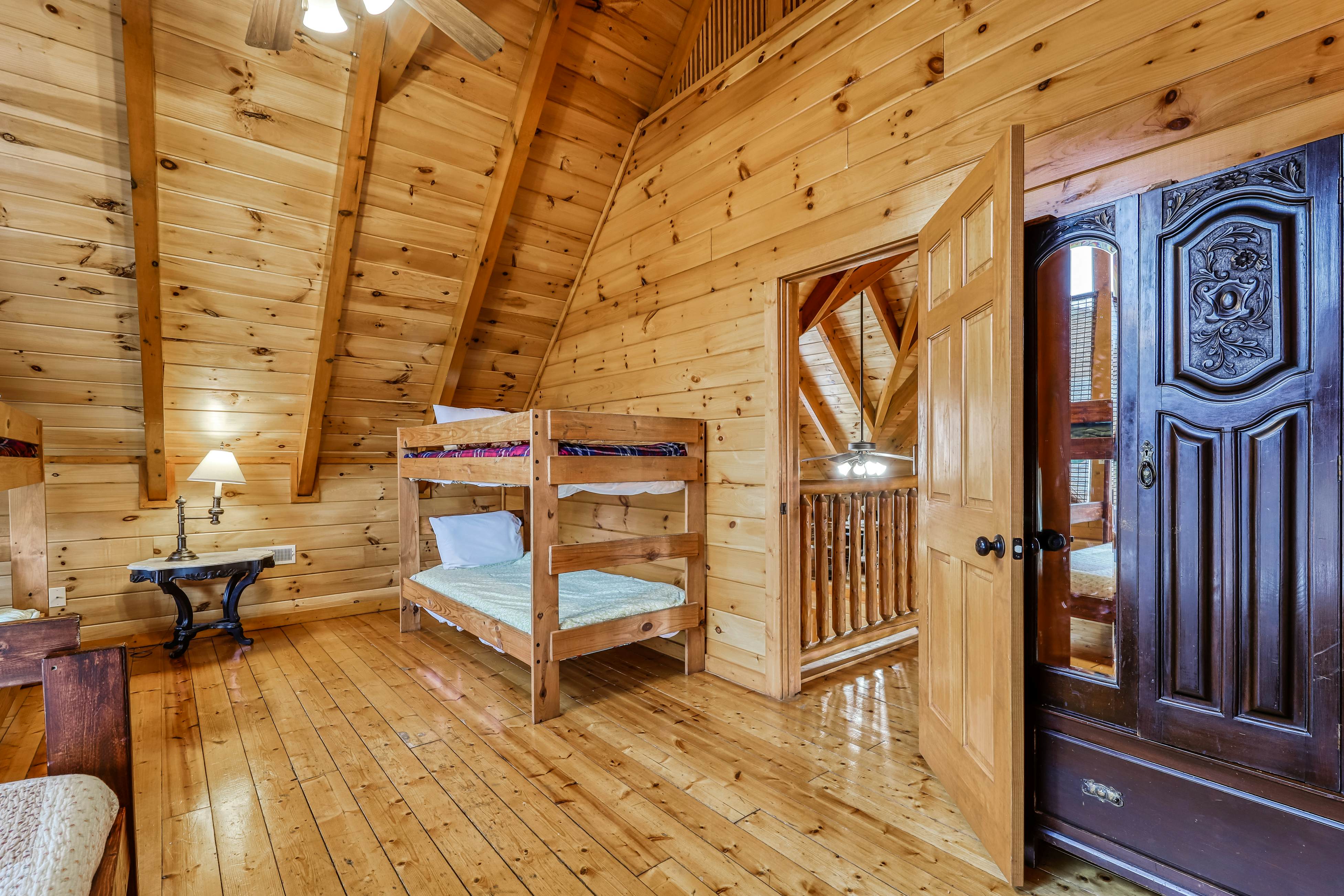 Woodland cabin Sleeps 28 w/ Free Attraction Tickets,  Hot Tub, Home Theater And Viewing decks