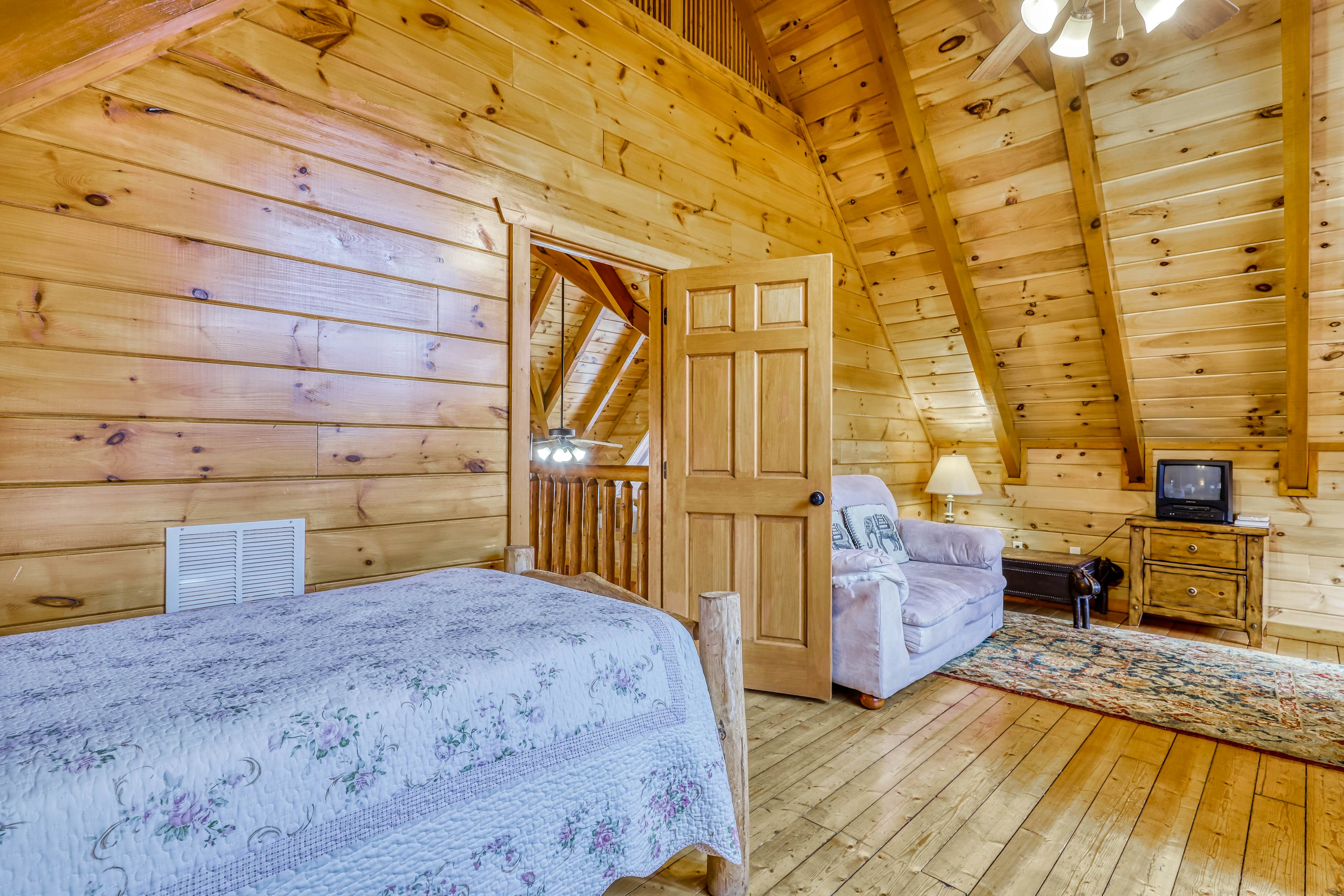 Woodland cabin Sleeps 28 w/ Free Attraction Tickets,  Hot Tub, Home Theater And Viewing decks