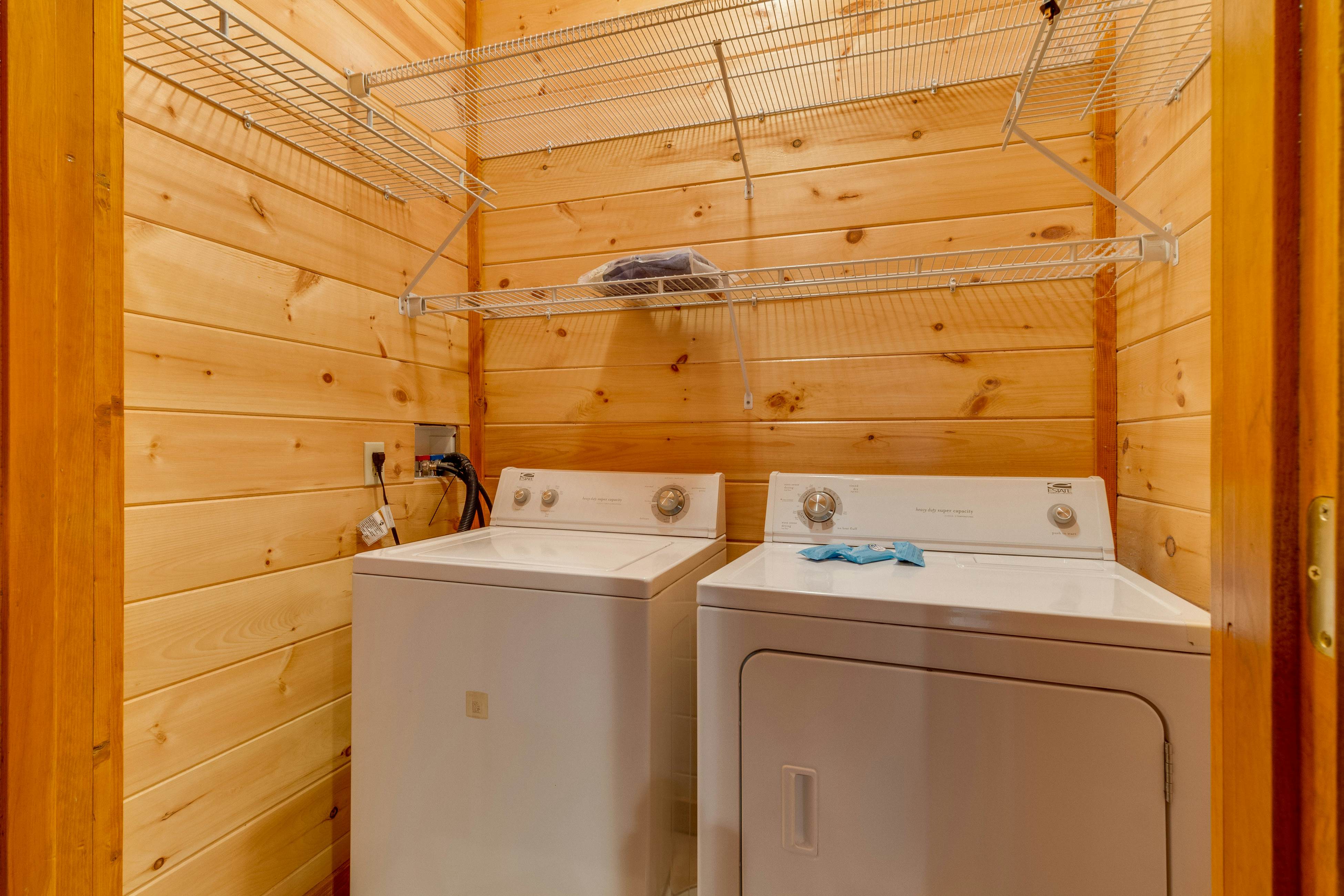 Woodland cabin Sleeps 28 w/ Free Attraction Tickets,  Hot Tub, Home Theater And Viewing decks