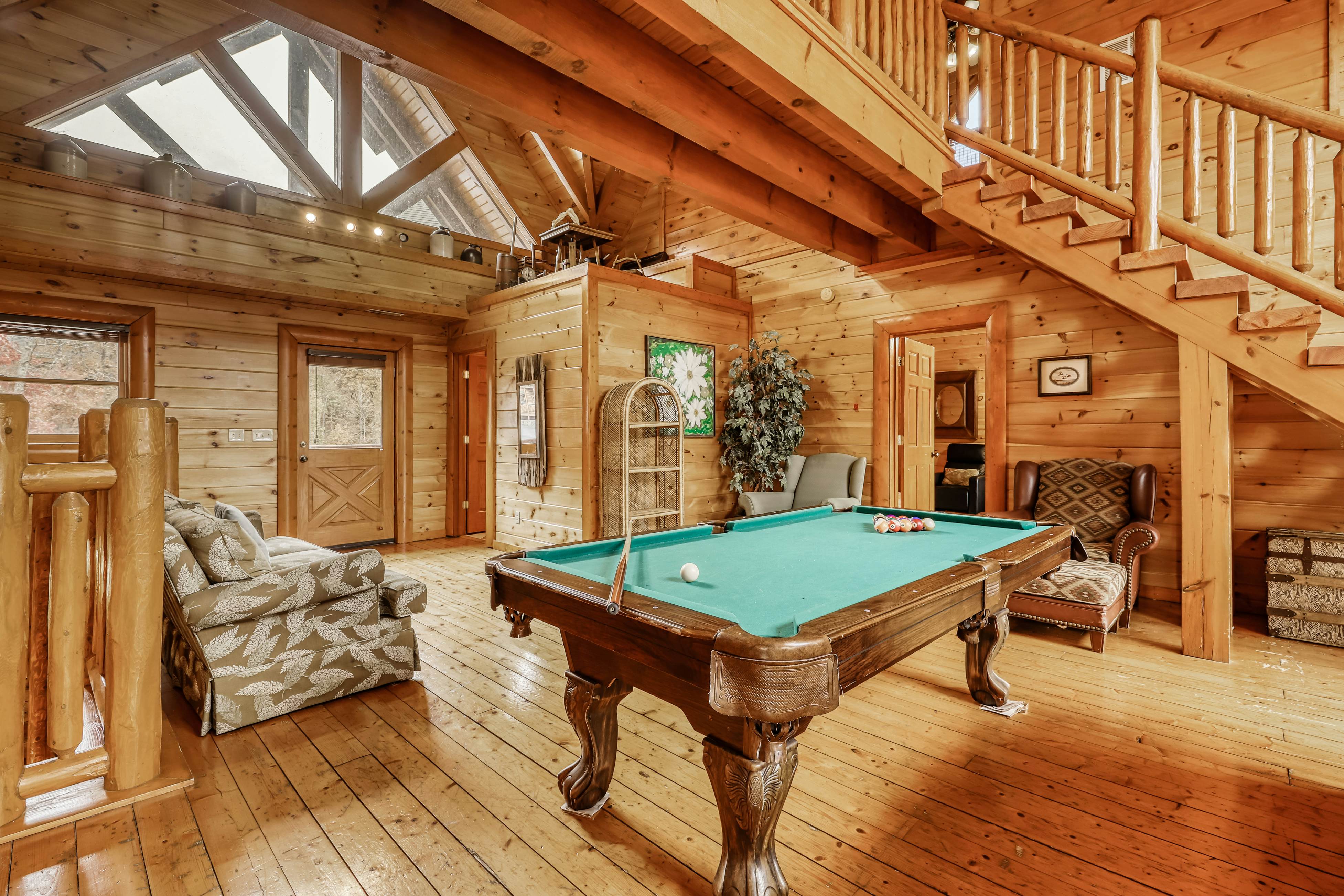 Woodland cabin Sleeps 28 w/ Free Attraction Tickets,  Hot Tub, Home Theater And Viewing decks