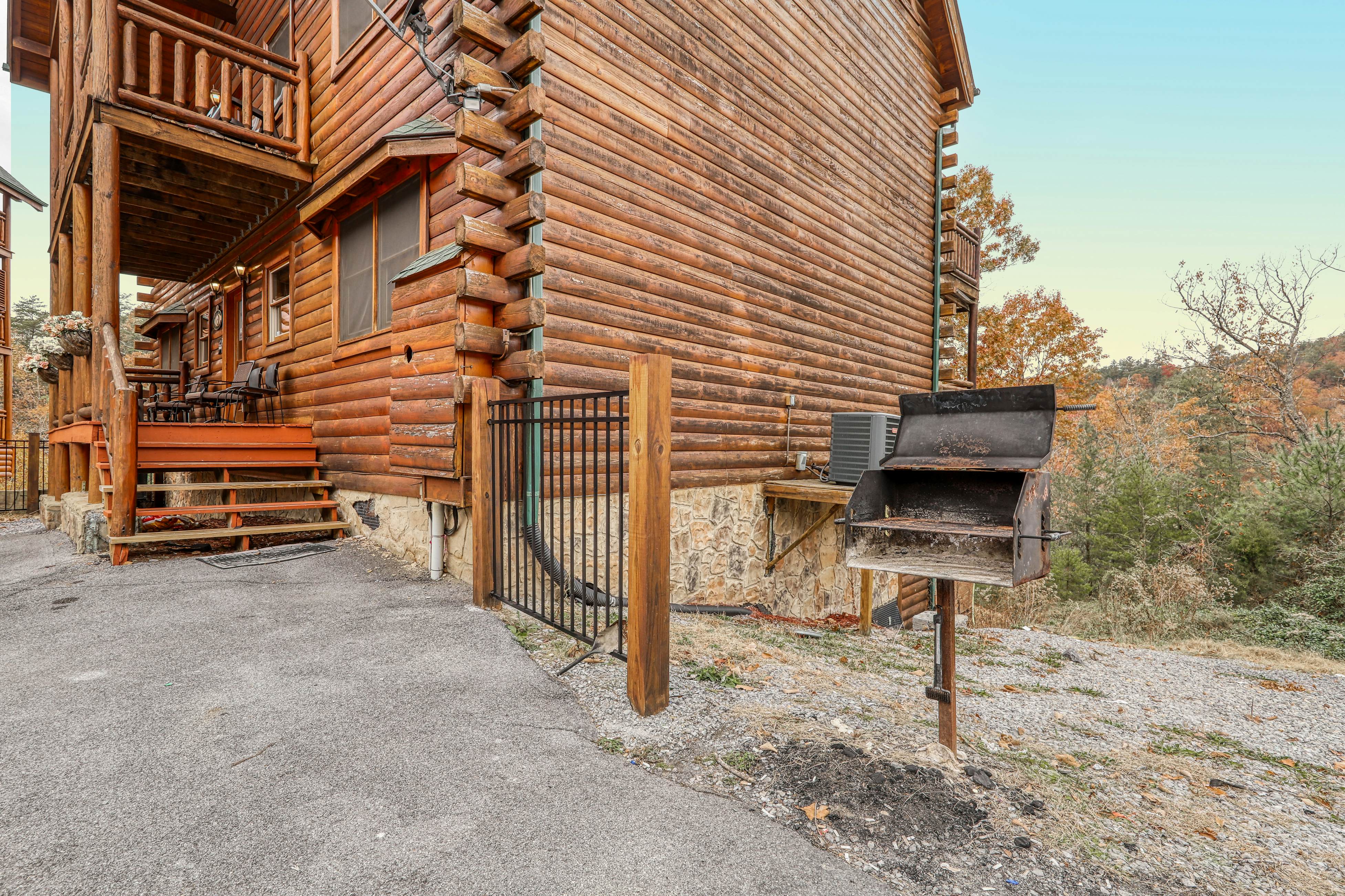 Woodland cabin Sleeps 28 w/ Free Attraction Tickets,  Hot Tub, Home Theater And Viewing decks