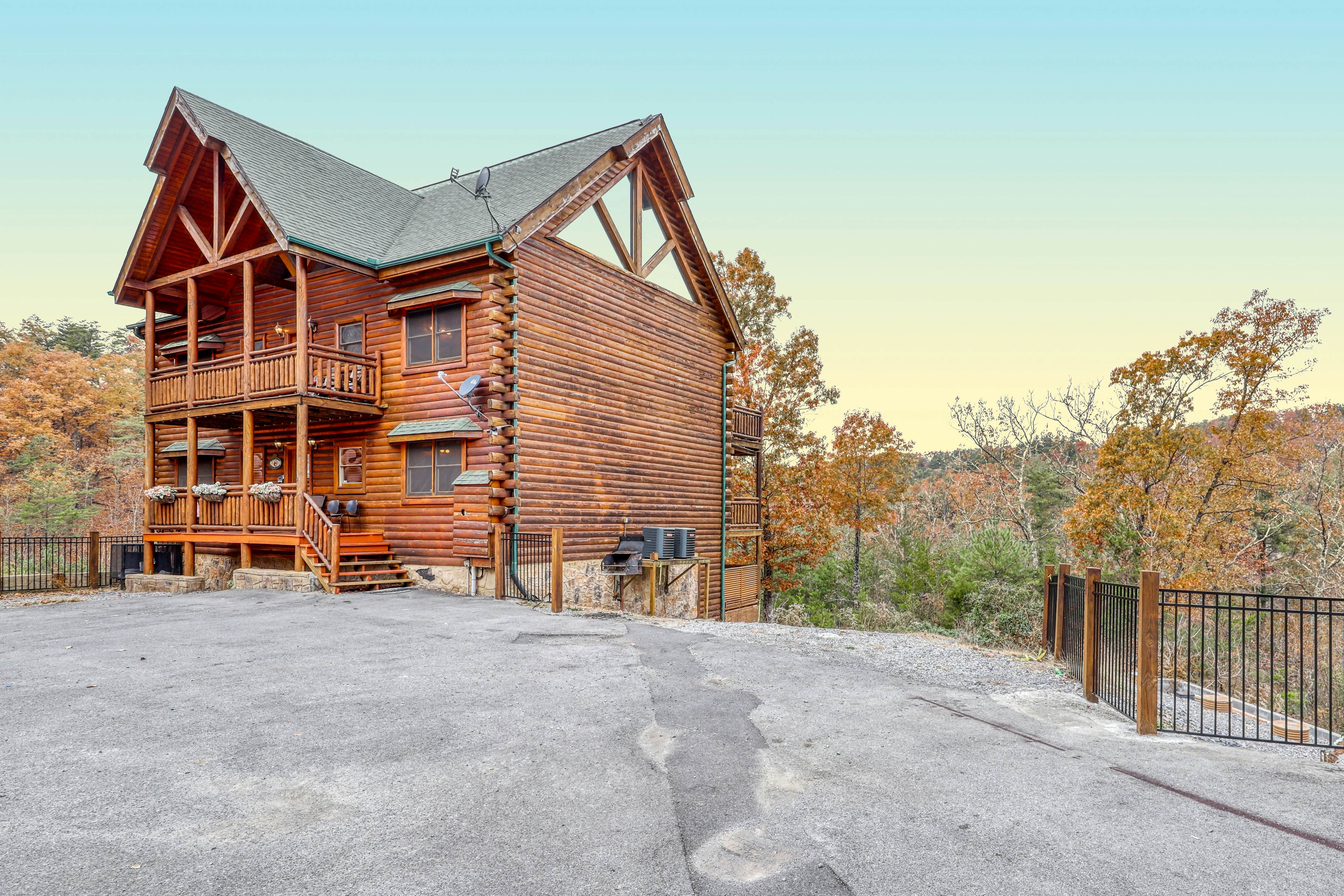 Woodland cabin Sleeps 28 w/ Free Attraction Tickets,  Hot Tub, Home Theater And Viewing decks