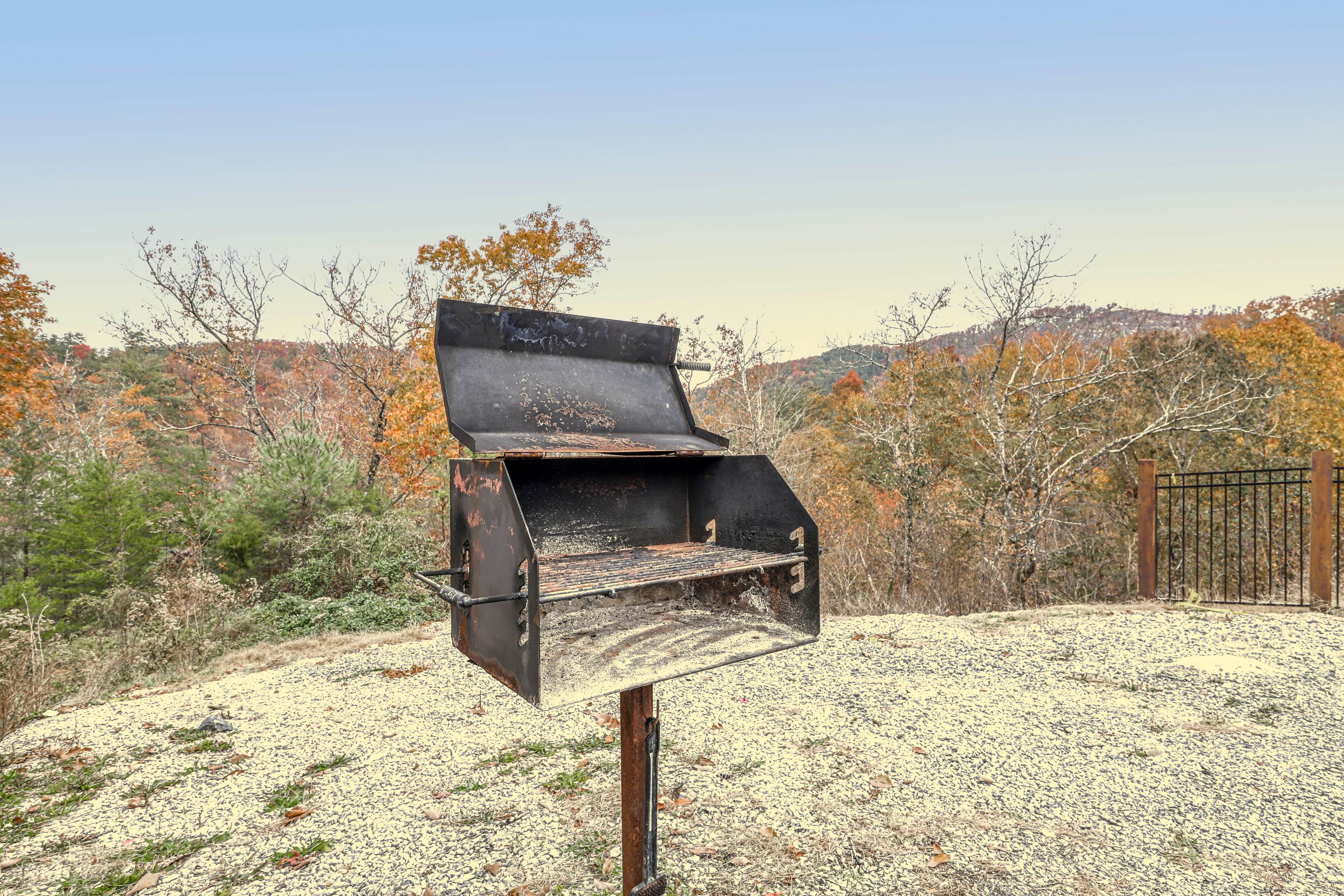 Woodland cabin Sleeps 28 w/ Free Attraction Tickets,  Hot Tub, Home Theater And Viewing decks