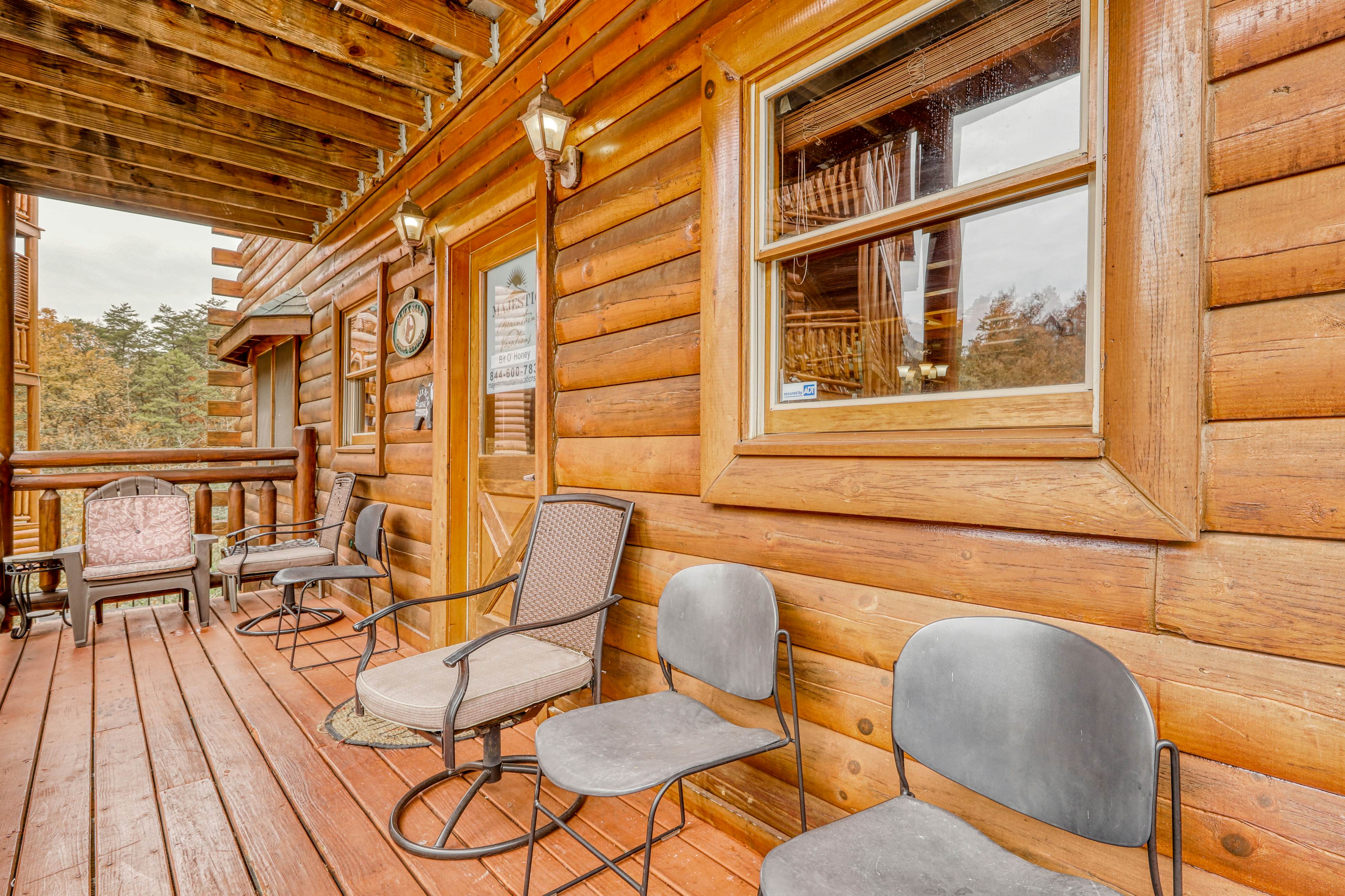 Woodland cabin Sleeps 28 w/ Free Attraction Tickets,  Hot Tub, Home Theater And Viewing decks