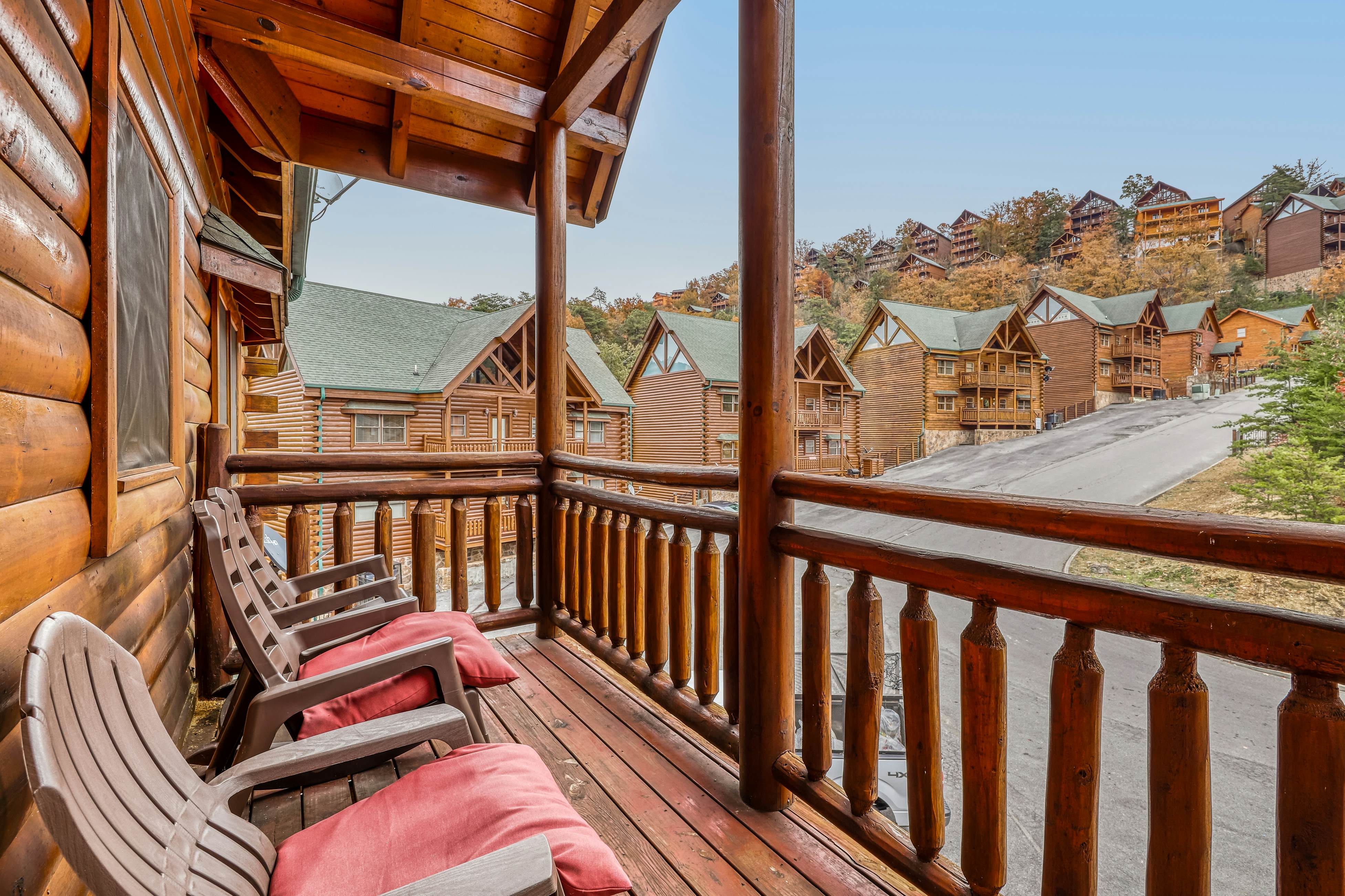 Woodland cabin Sleeps 28 w/ Free Attraction Tickets,  Hot Tub, Home Theater And Viewing decks