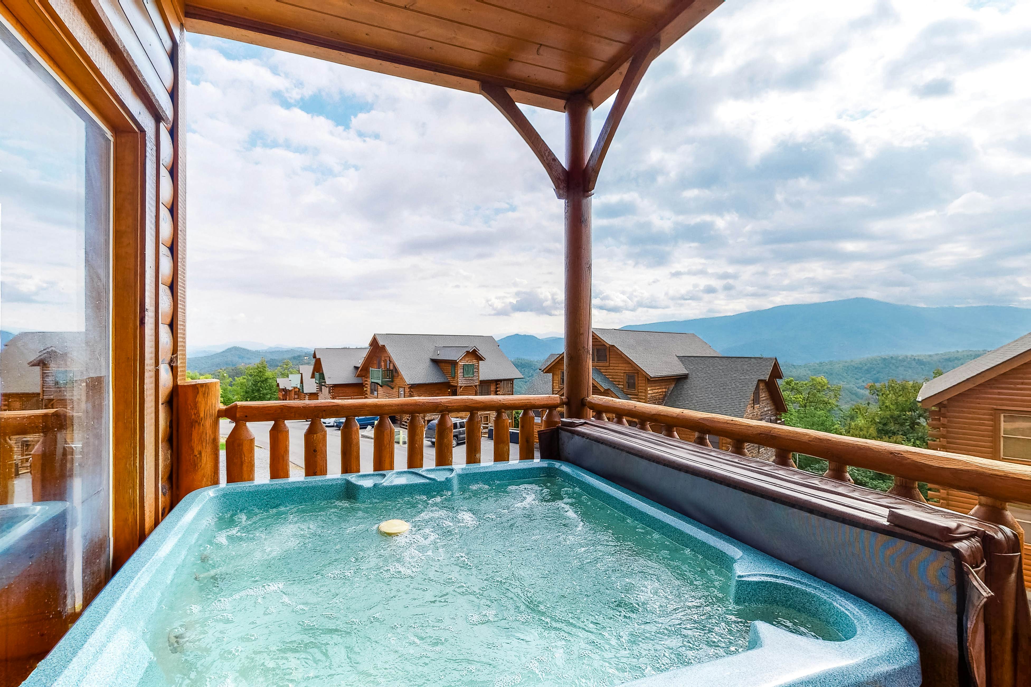Cabin w/Pool Table, Foosball, Hot Tub & Mountain Views + Free Attraction Tickets