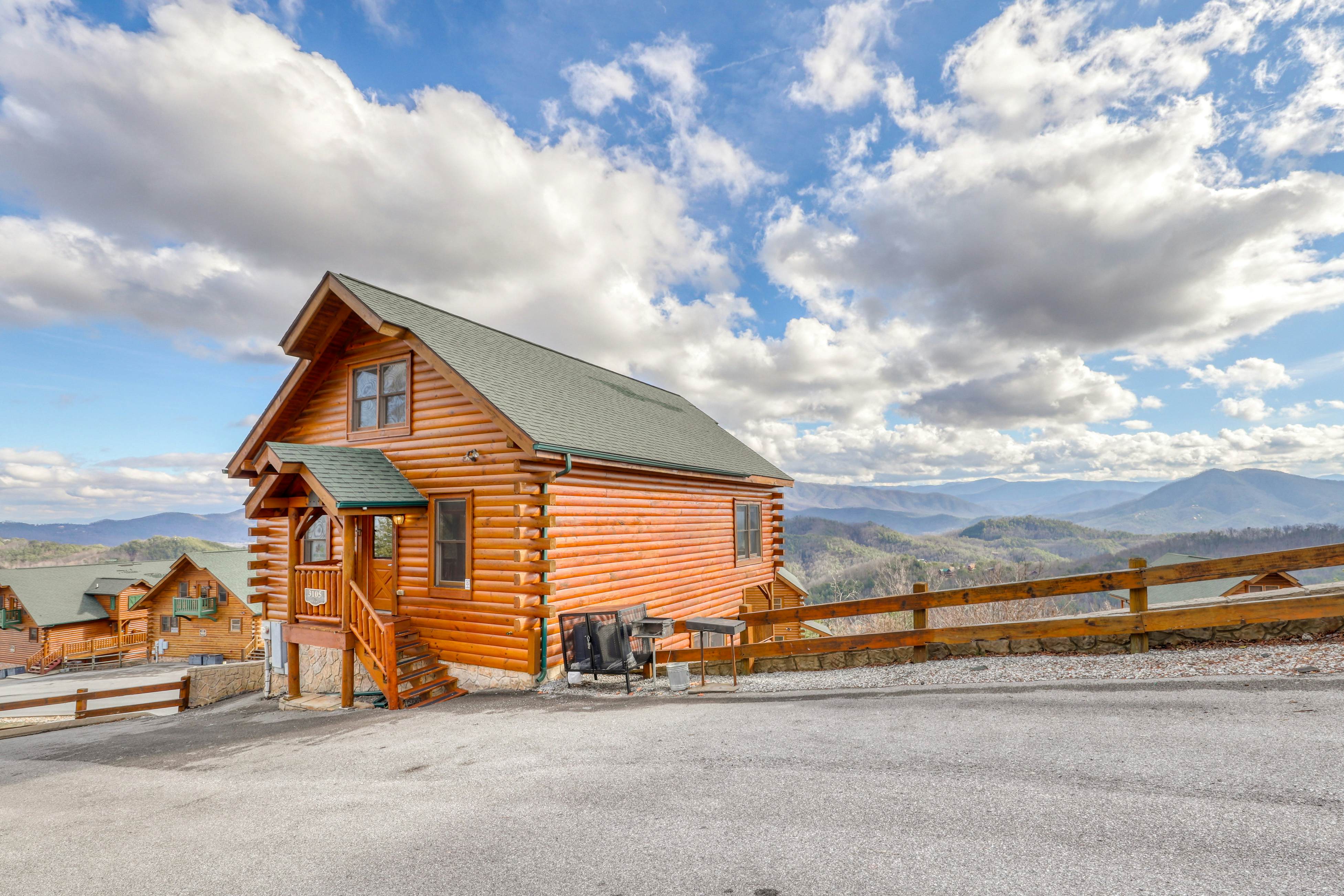 Cabin w/Pool Table, Foosball, Hot Tub & Mountain Views + Free Attraction Tickets
