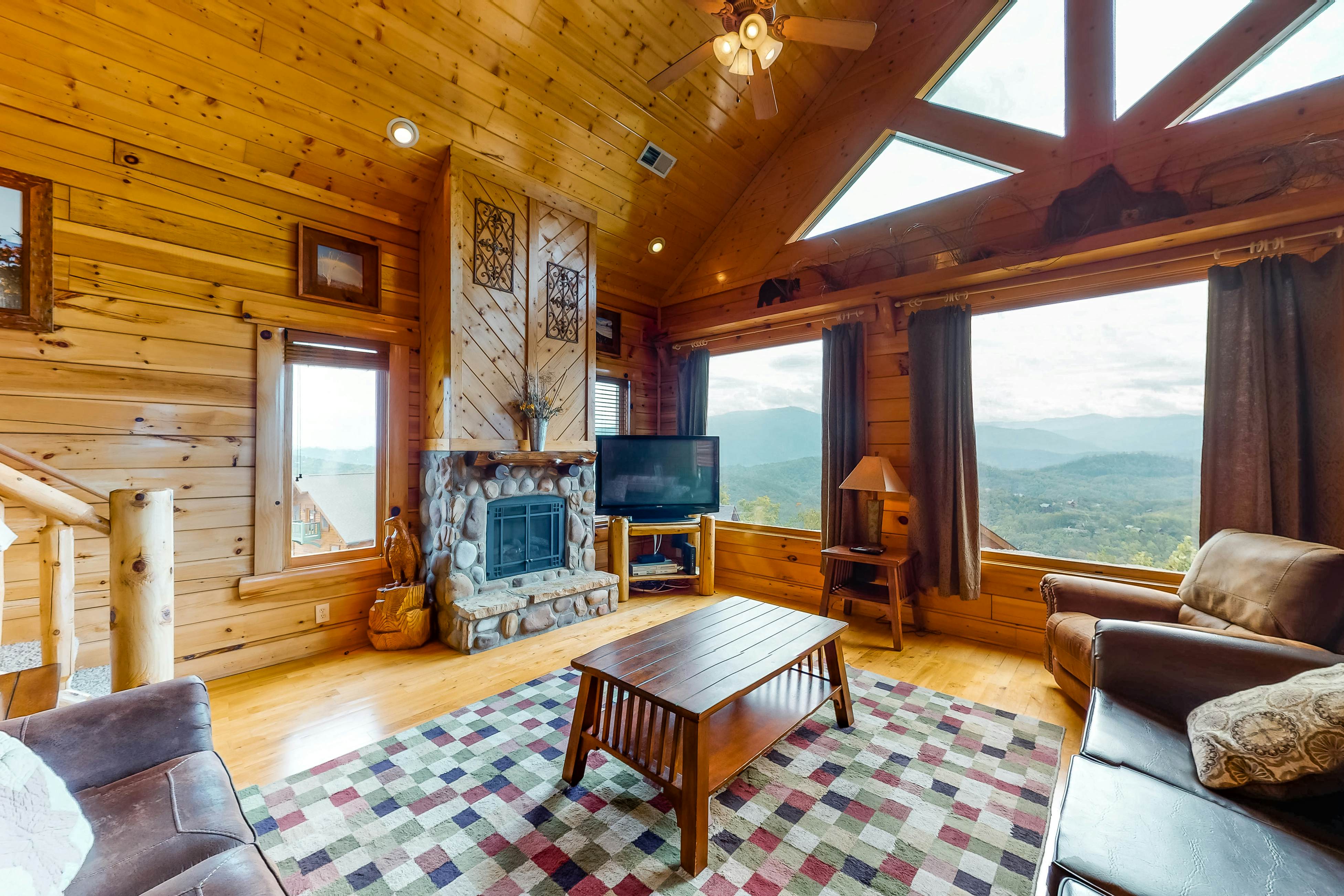 Cabin w/Pool Table, Foosball, Hot Tub & Mountain Views + Free Attraction Tickets