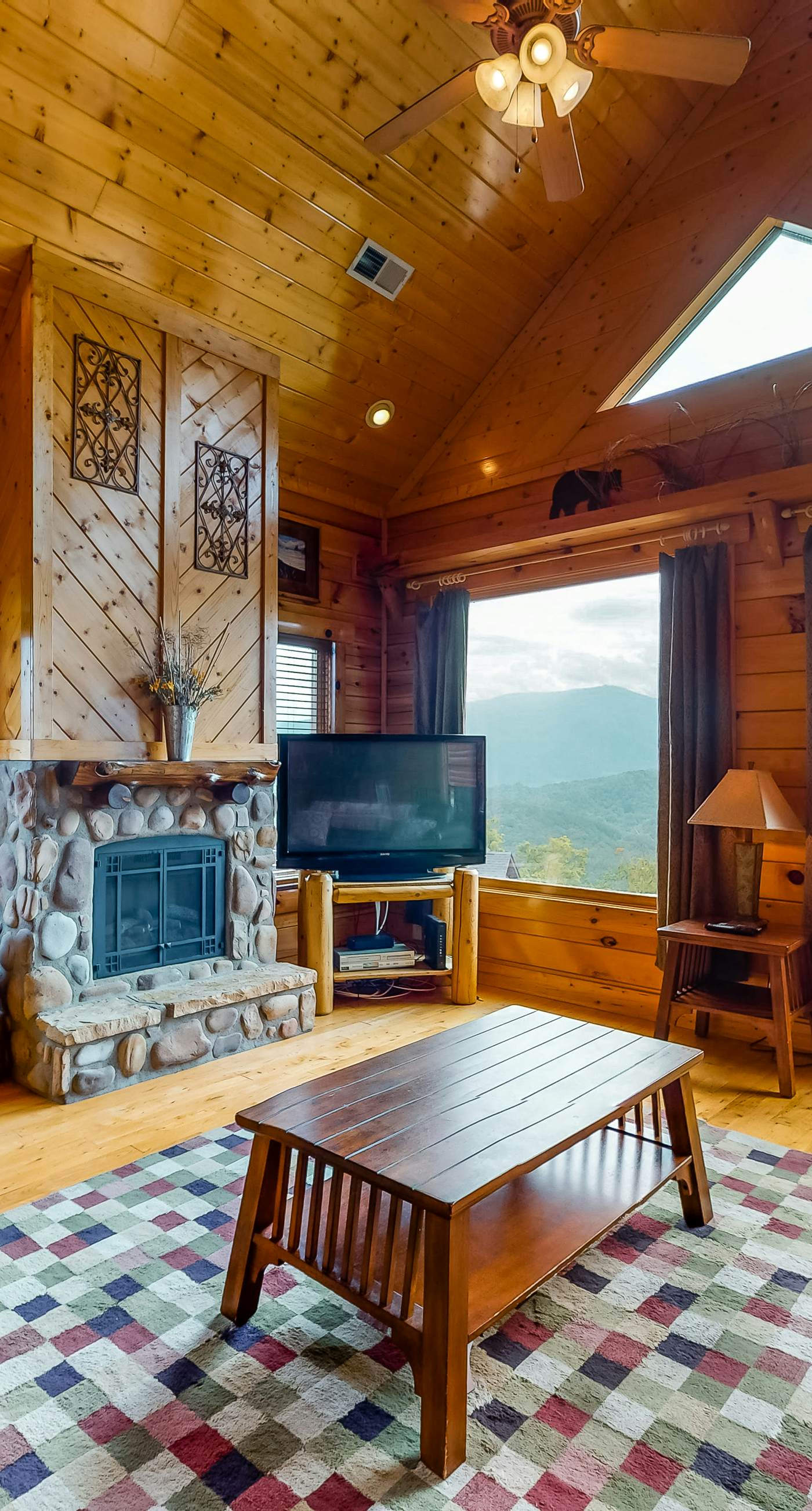 Charming Cabin, Sleeps 4, Mtn Views, Hot Tub, Games