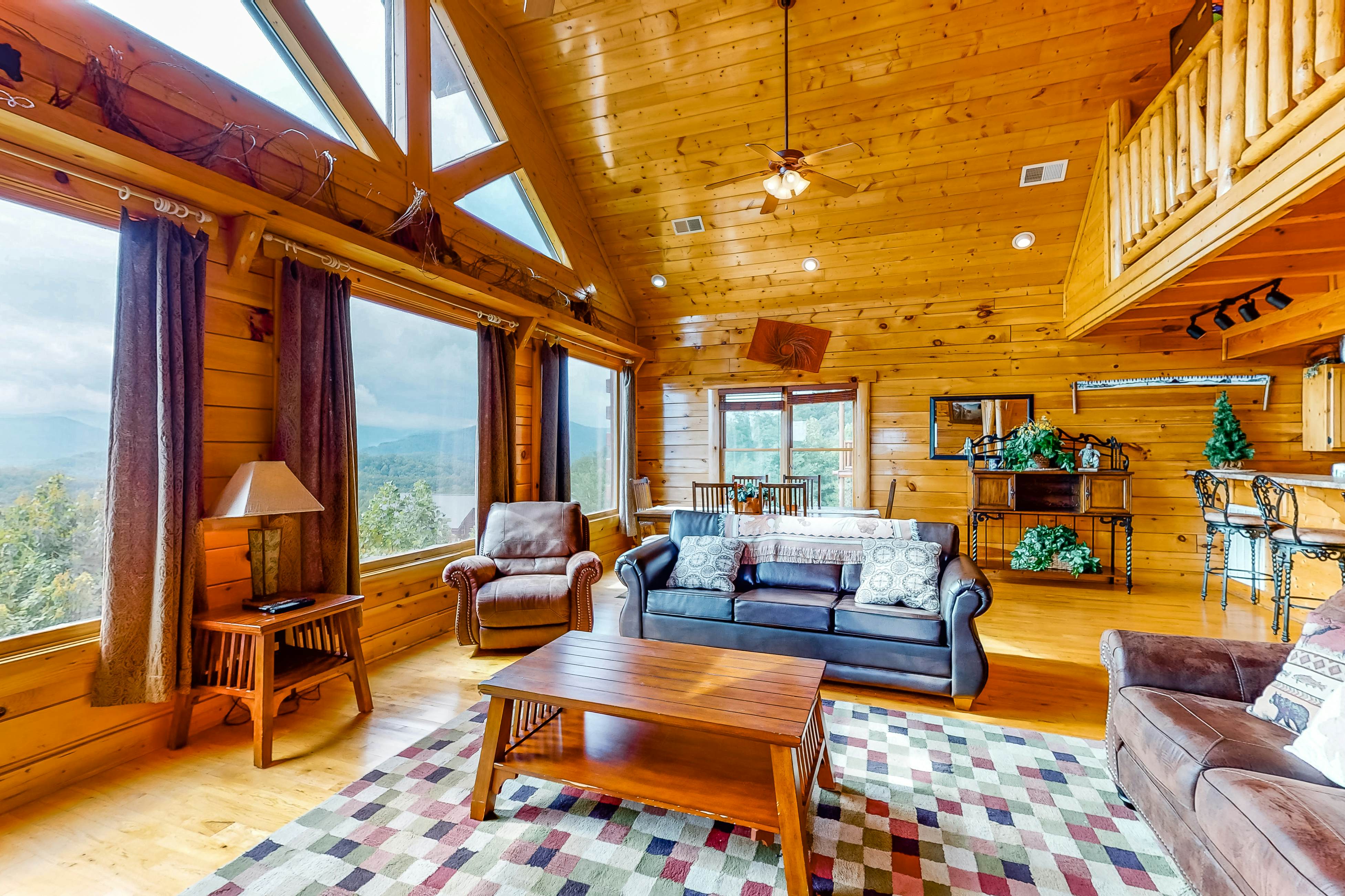 Cabin w/Pool Table, Foosball, Hot Tub & Mountain Views + Free Attraction Tickets
