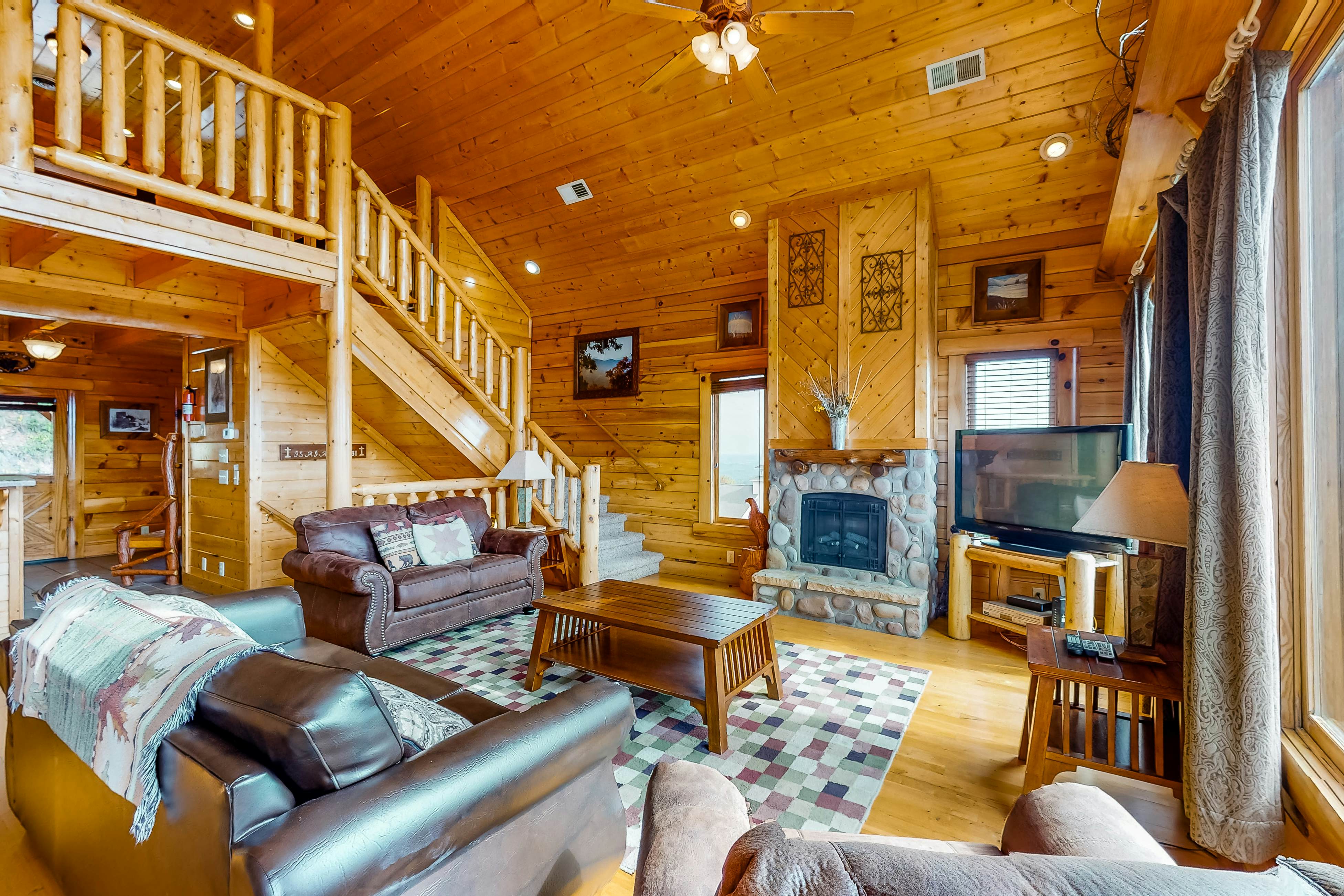 Cabin w/Pool Table, Foosball, Hot Tub & Mountain Views + Free Attraction Tickets