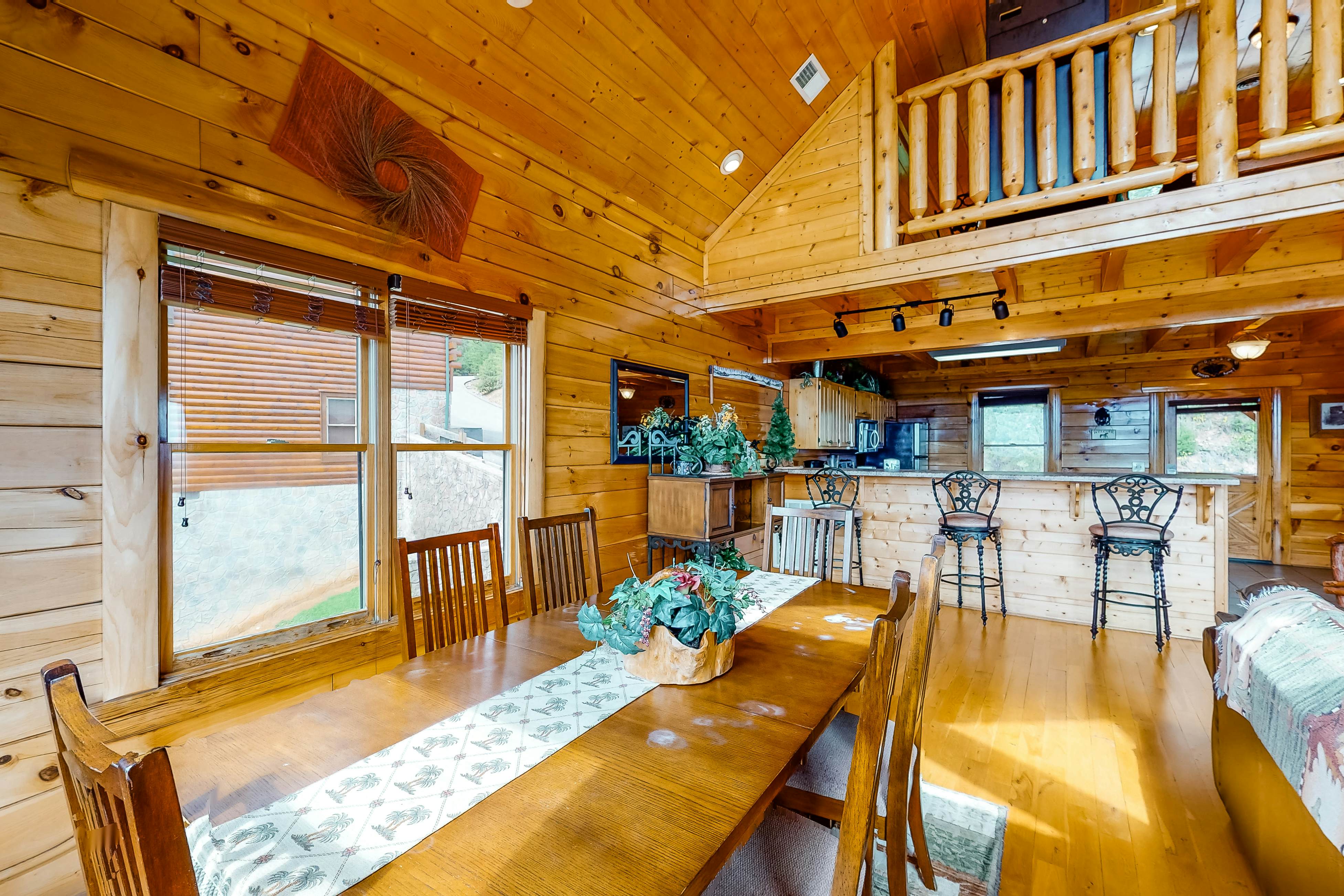Cabin w/Pool Table, Foosball, Hot Tub & Mountain Views + Free Attraction Tickets
