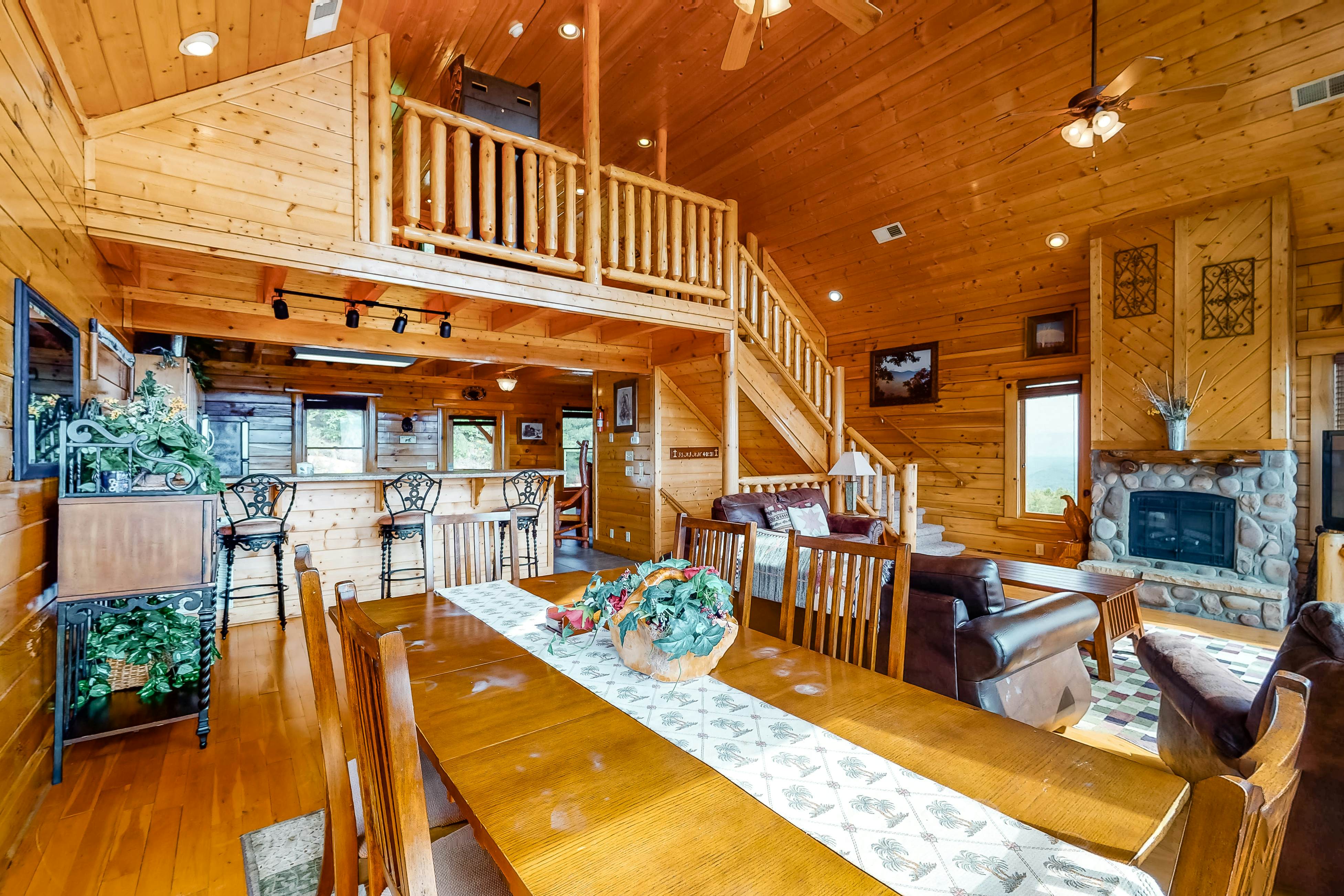 Cabin w/Pool Table, Foosball, Hot Tub & Mountain Views + Free Attraction Tickets