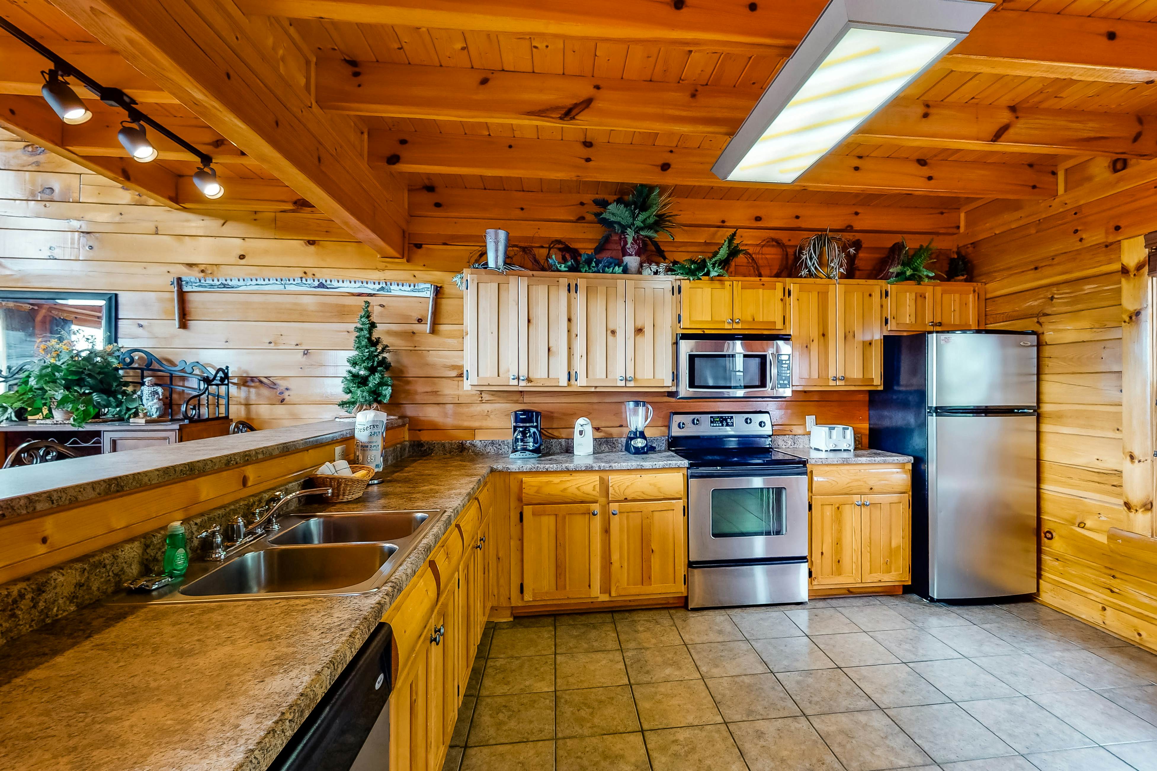 Cabin w/Pool Table, Foosball, Hot Tub & Mountain Views + Free Attraction Tickets