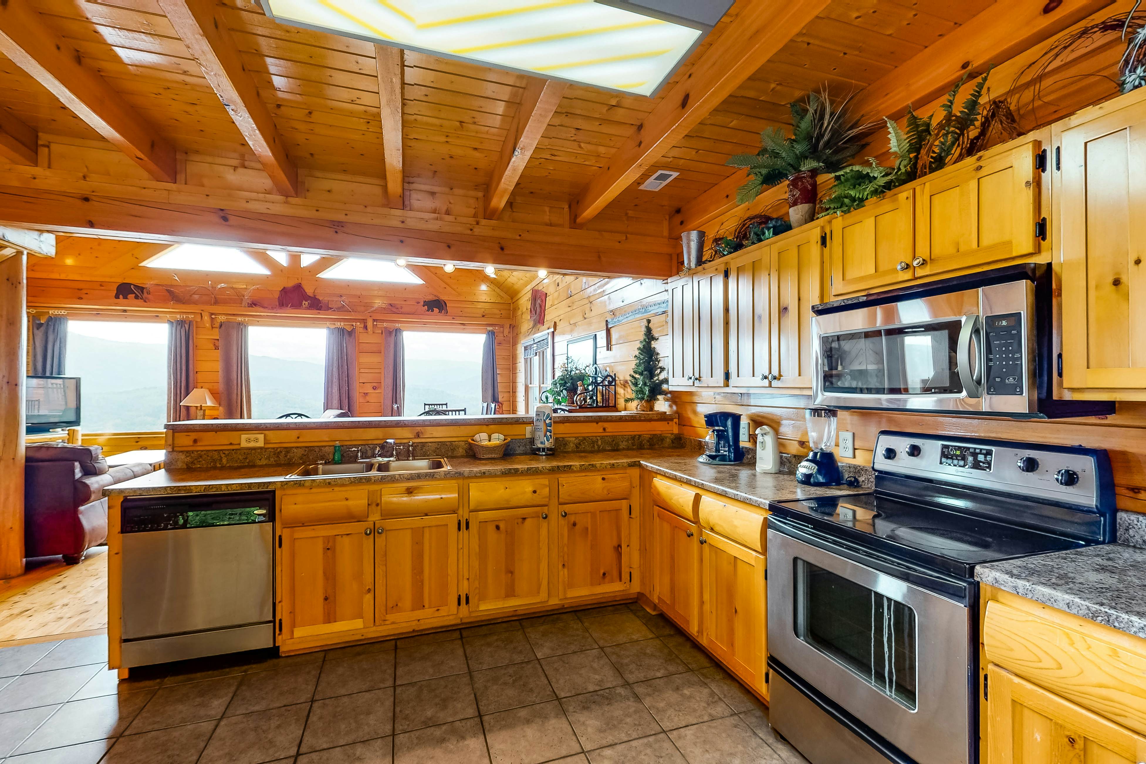 Cabin w/Pool Table, Foosball, Hot Tub & Mountain Views + Free Attraction Tickets