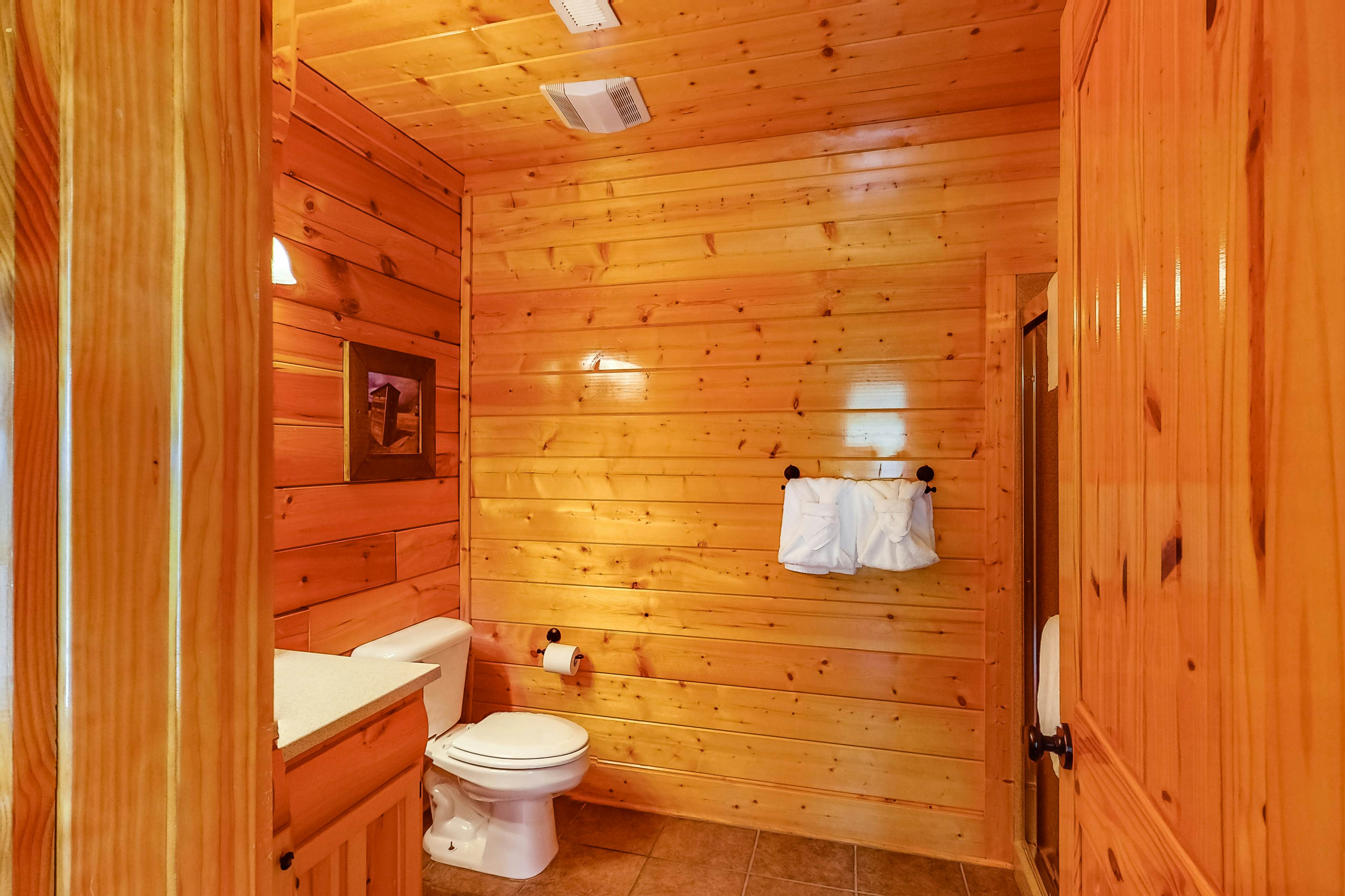 Cabin w/Pool Table, Foosball, Hot Tub & Mountain Views + Free Attraction Tickets