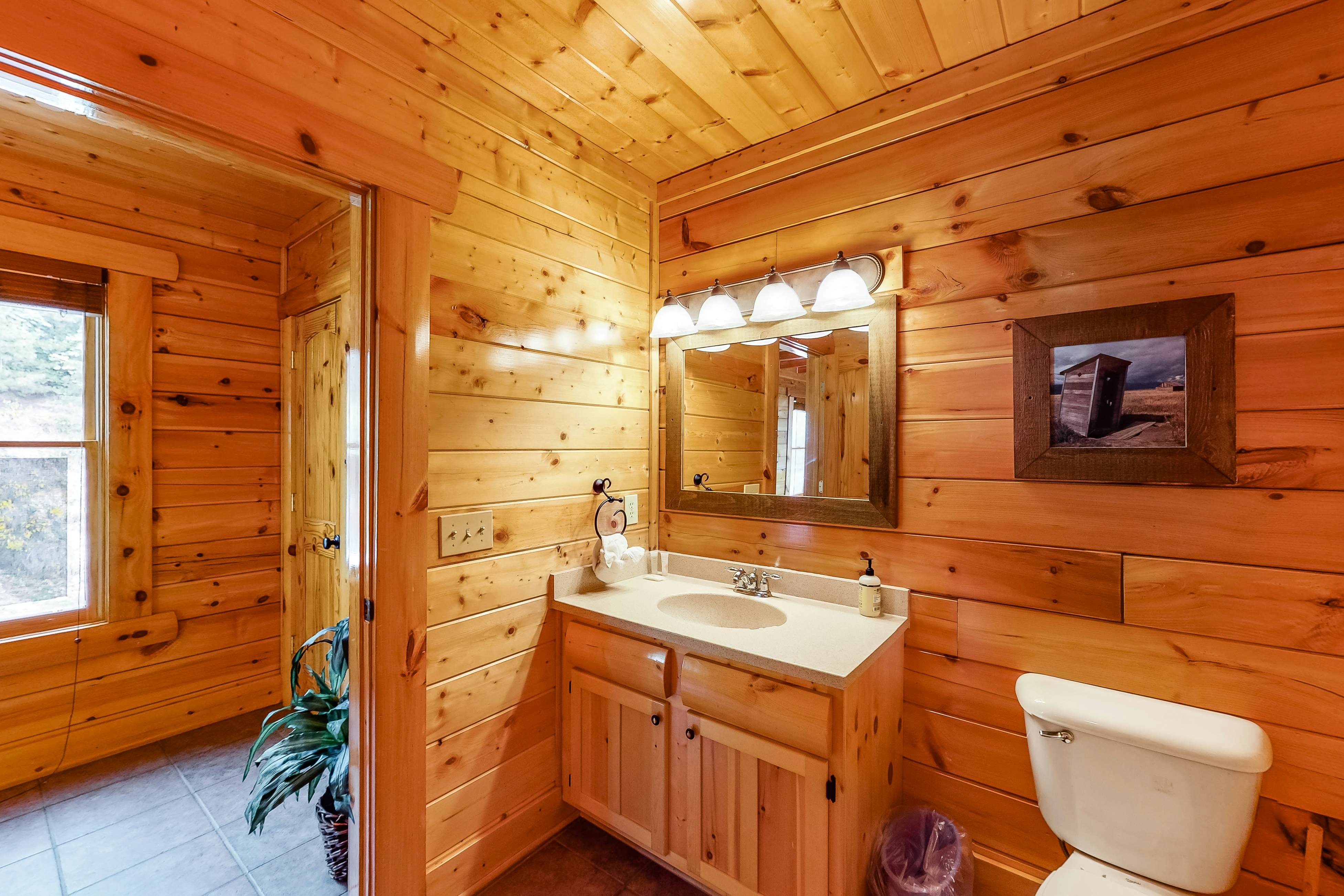 Cabin w/Pool Table, Foosball, Hot Tub & Mountain Views + Free Attraction Tickets