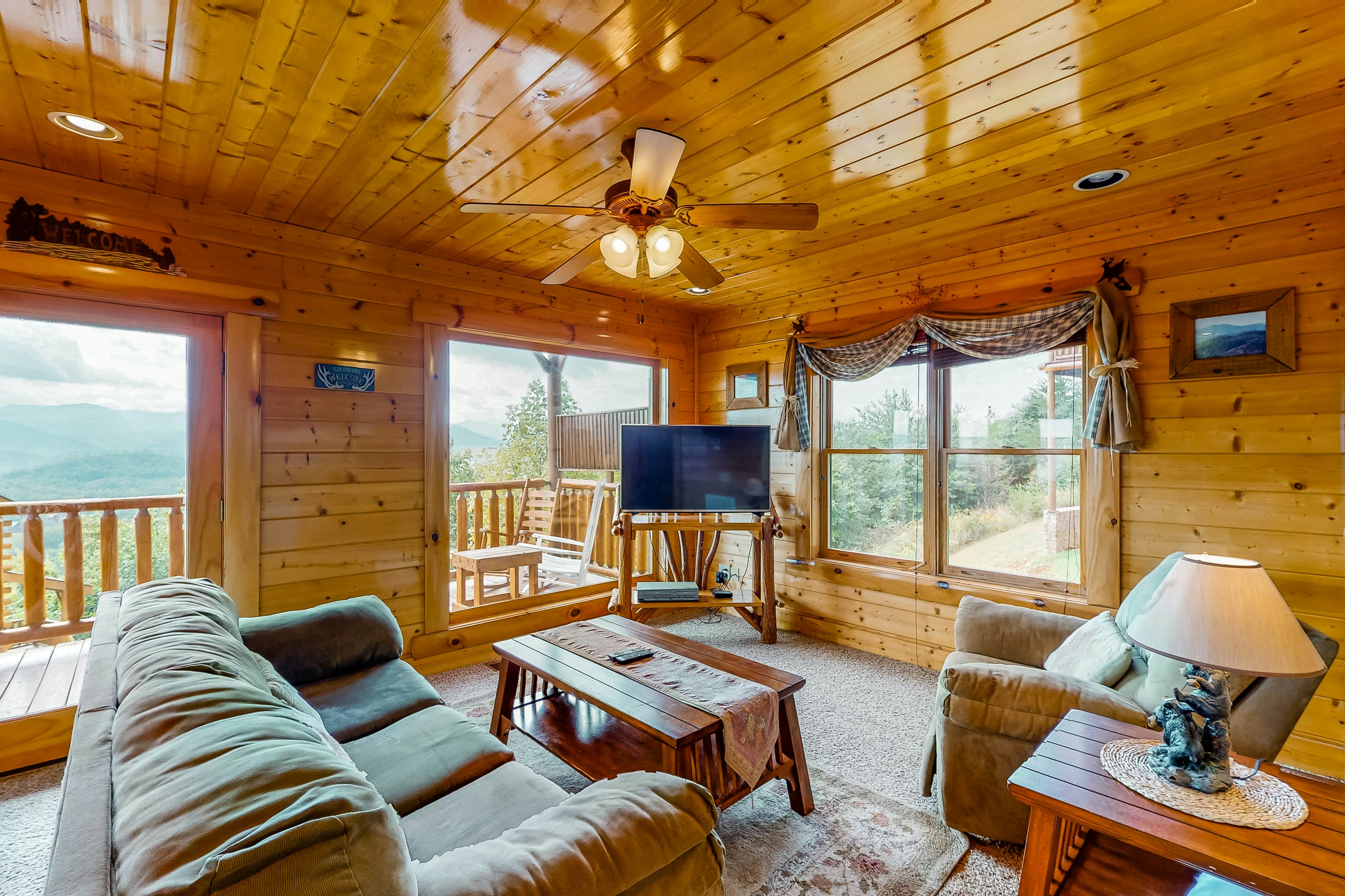 Cabin w/Pool Table, Foosball, Hot Tub & Mountain Views + Free Attraction Tickets