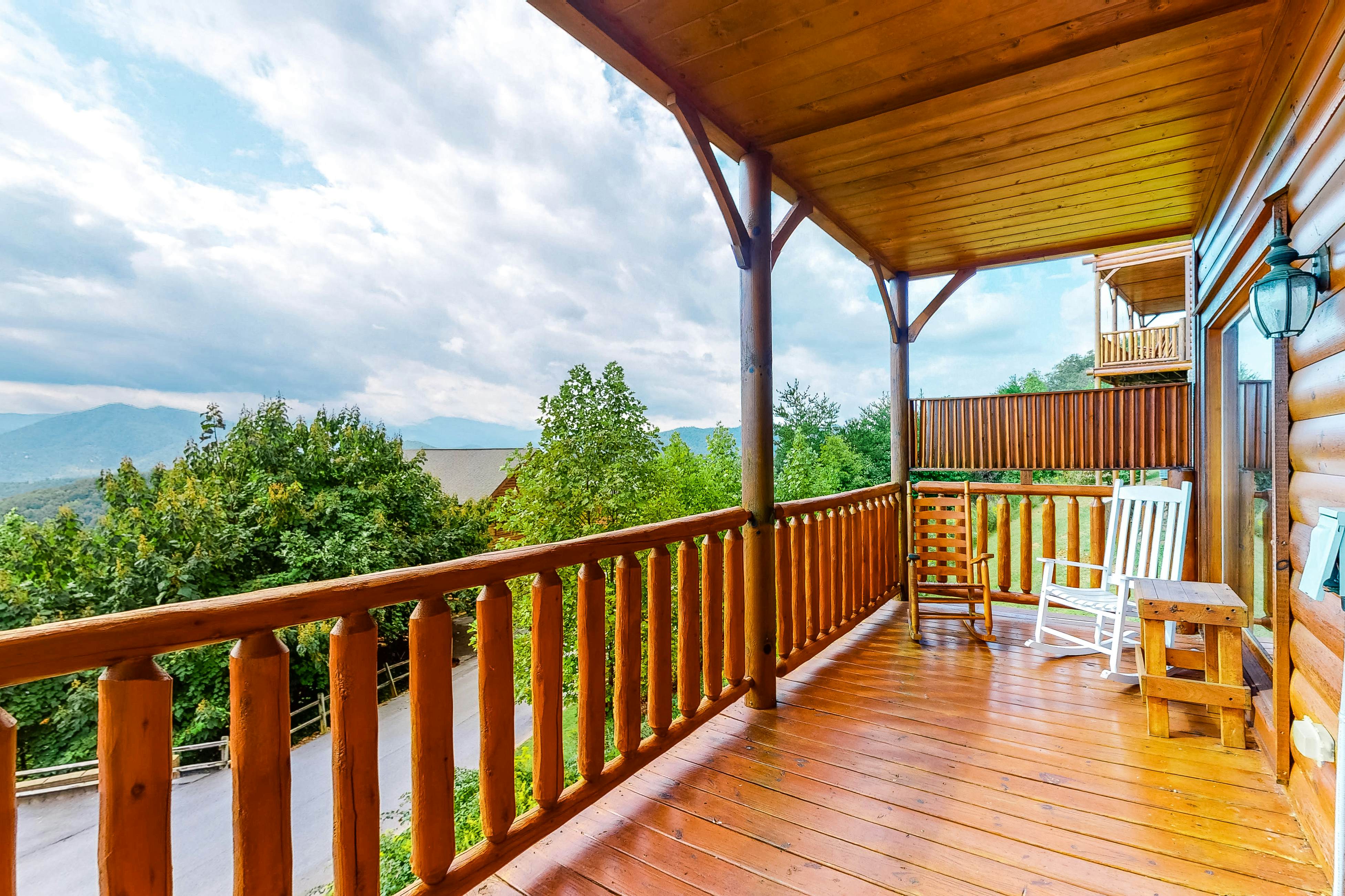 Cabin w/Pool Table, Foosball, Hot Tub & Mountain Views + Free Attraction Tickets