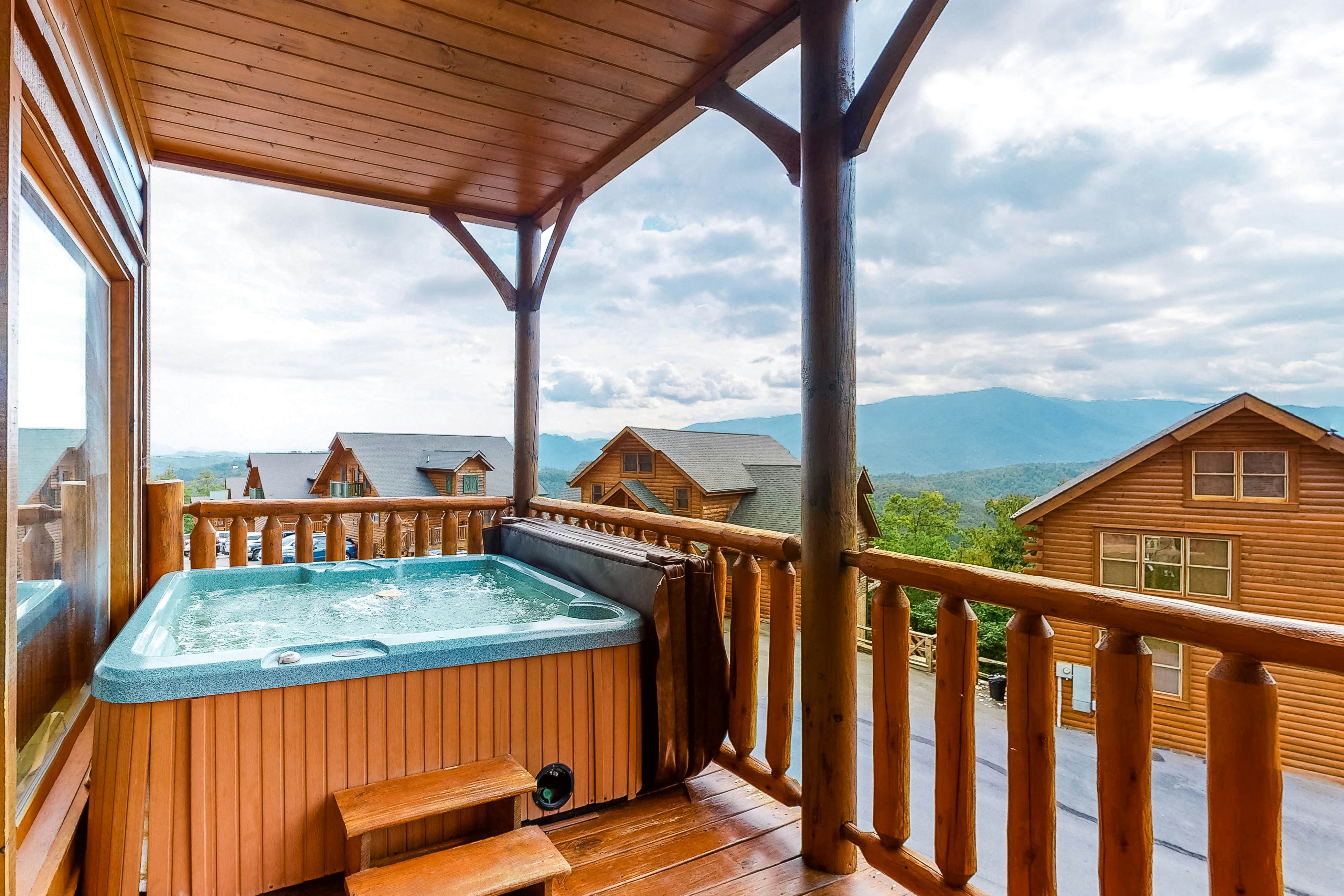 Cabin w/Pool Table, Foosball, Hot Tub & Mountain Views + Free Attraction Tickets