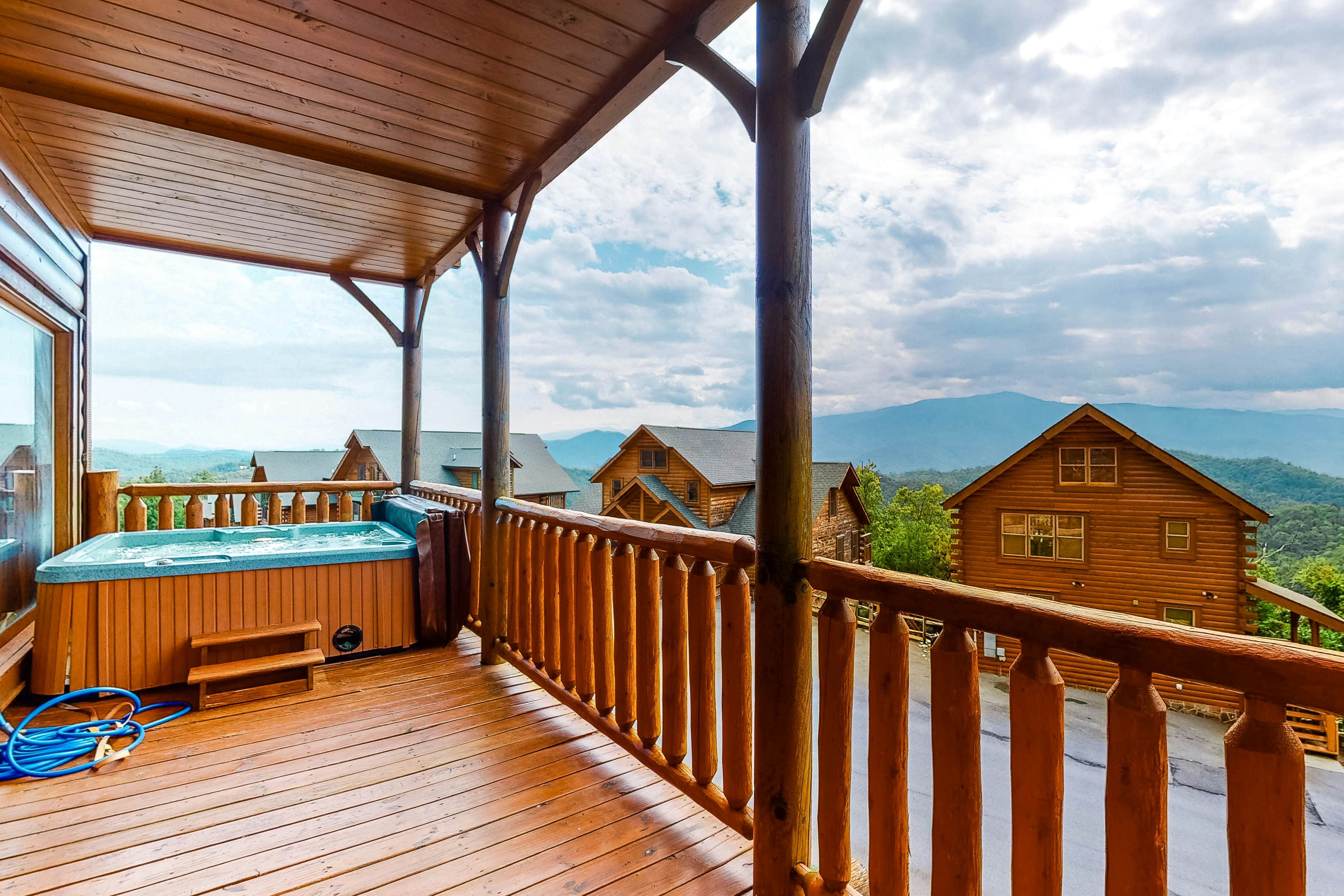 Cabin w/Pool Table, Foosball, Hot Tub & Mountain Views + Free Attraction Tickets