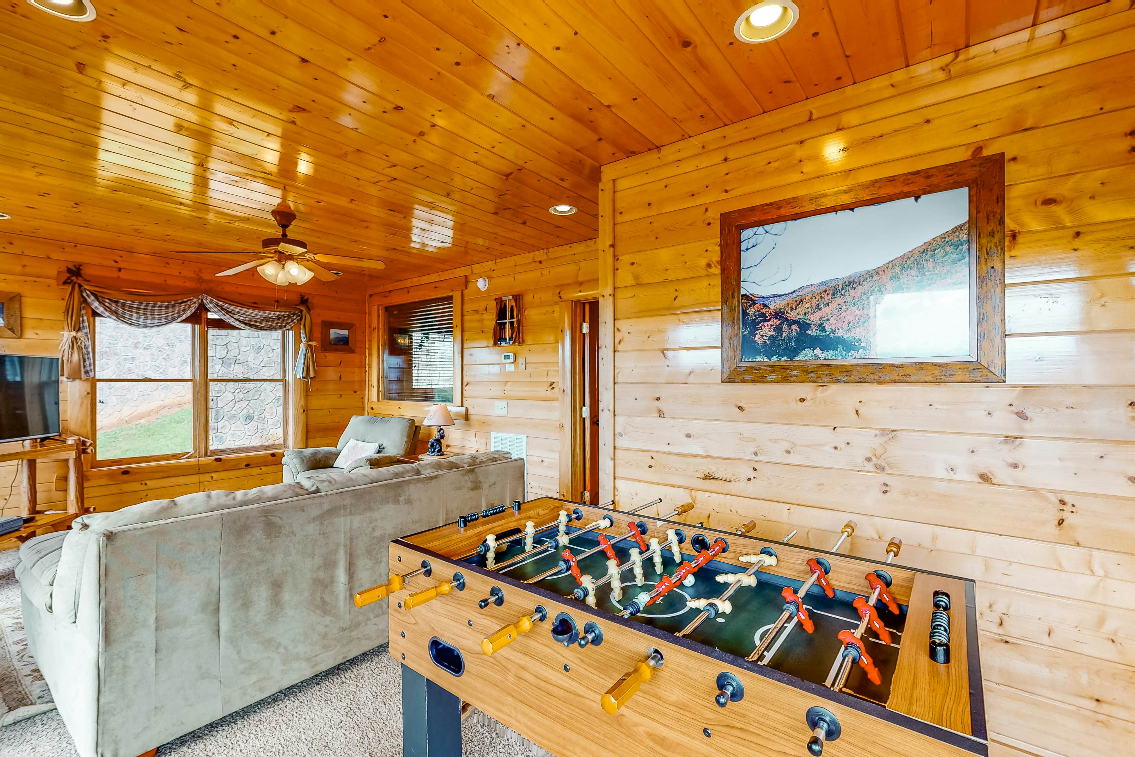 Cabin w/Pool Table, Foosball, Hot Tub & Mountain Views + Free Attraction Tickets