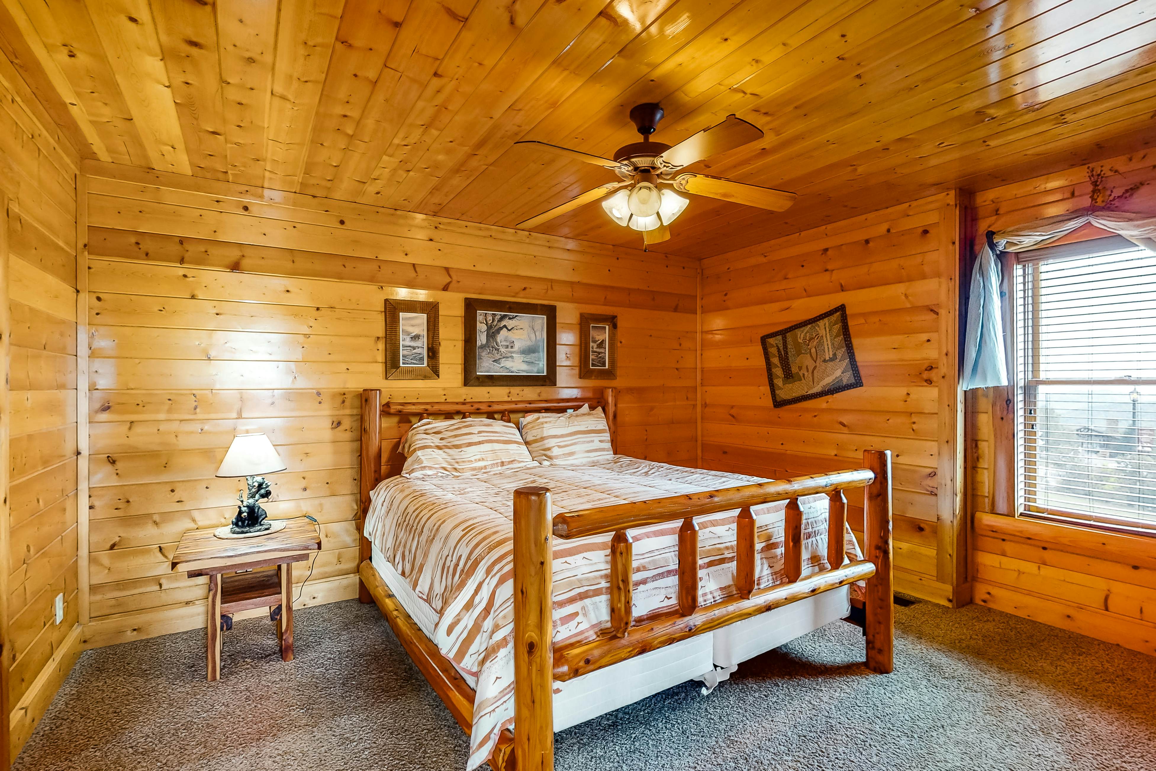 Cabin w/Pool Table, Foosball, Hot Tub & Mountain Views + Free Attraction Tickets