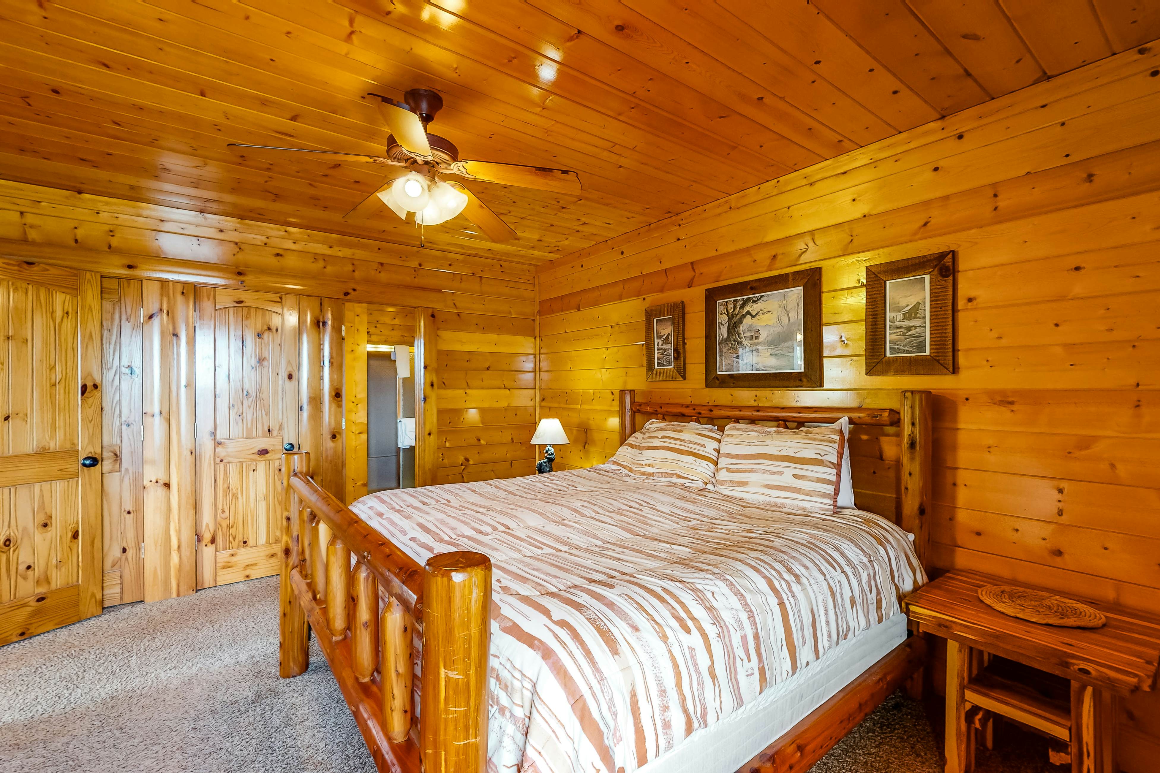 Cabin w/Pool Table, Foosball, Hot Tub & Mountain Views + Free Attraction Tickets