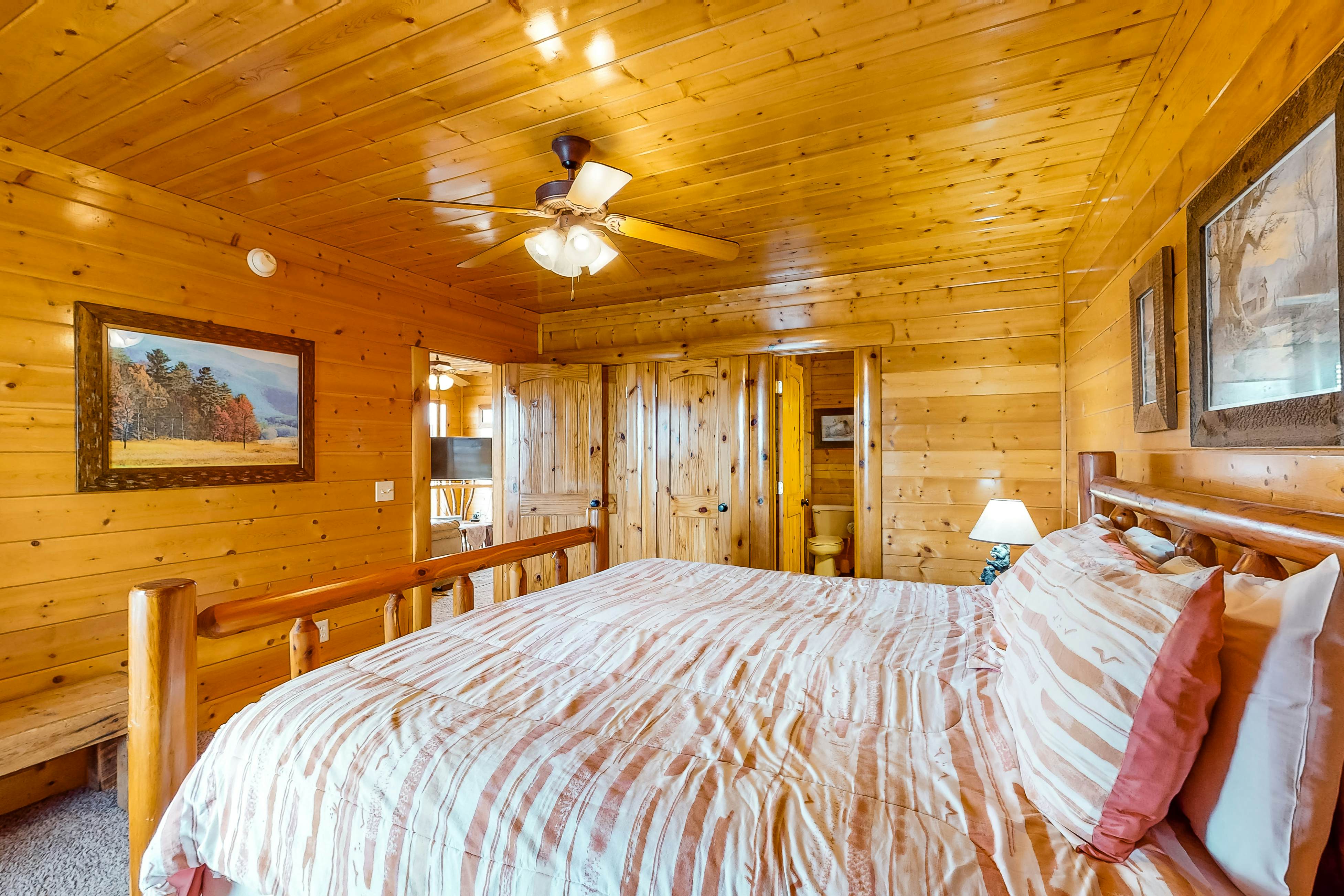 Cabin w/Pool Table, Foosball, Hot Tub & Mountain Views + Free Attraction Tickets